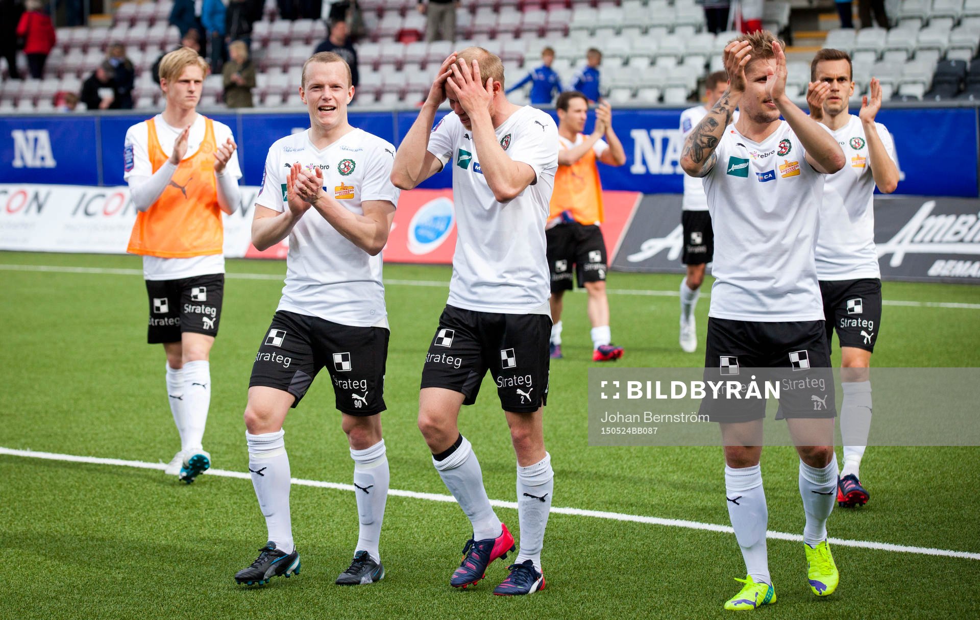 Örebros Daniel Gustavsson jublar framför fansen