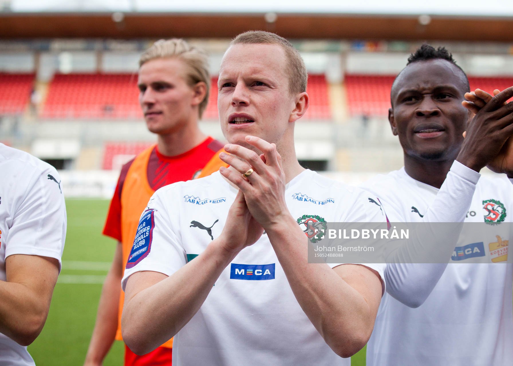 Örebros Daniel Gustavsson jublar framför fansen