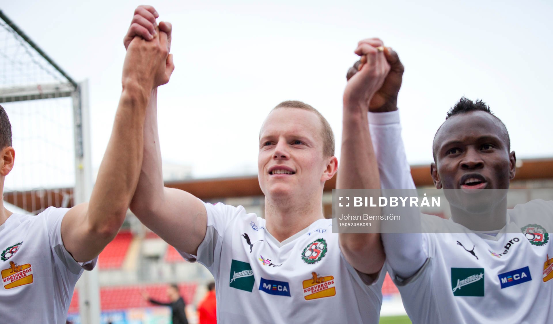 Örebros Daniel Gustavsson jublar framför fansen