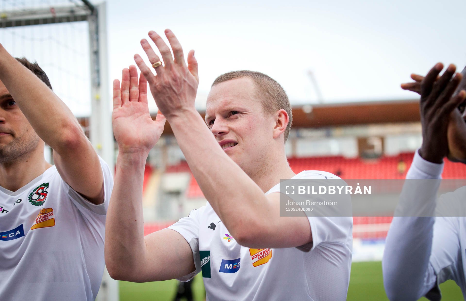 Örebros Daniel Gustavsson jublar framför fansen
