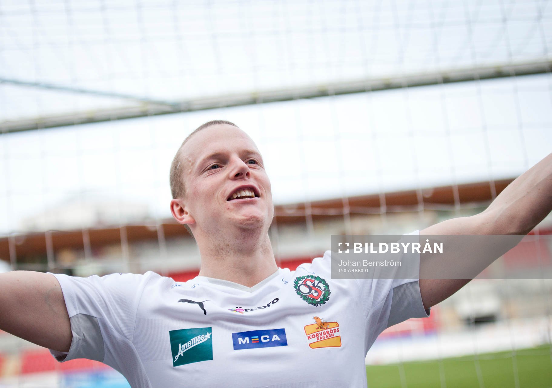 Örebros Daniel Gustavsson jublar framför fansen