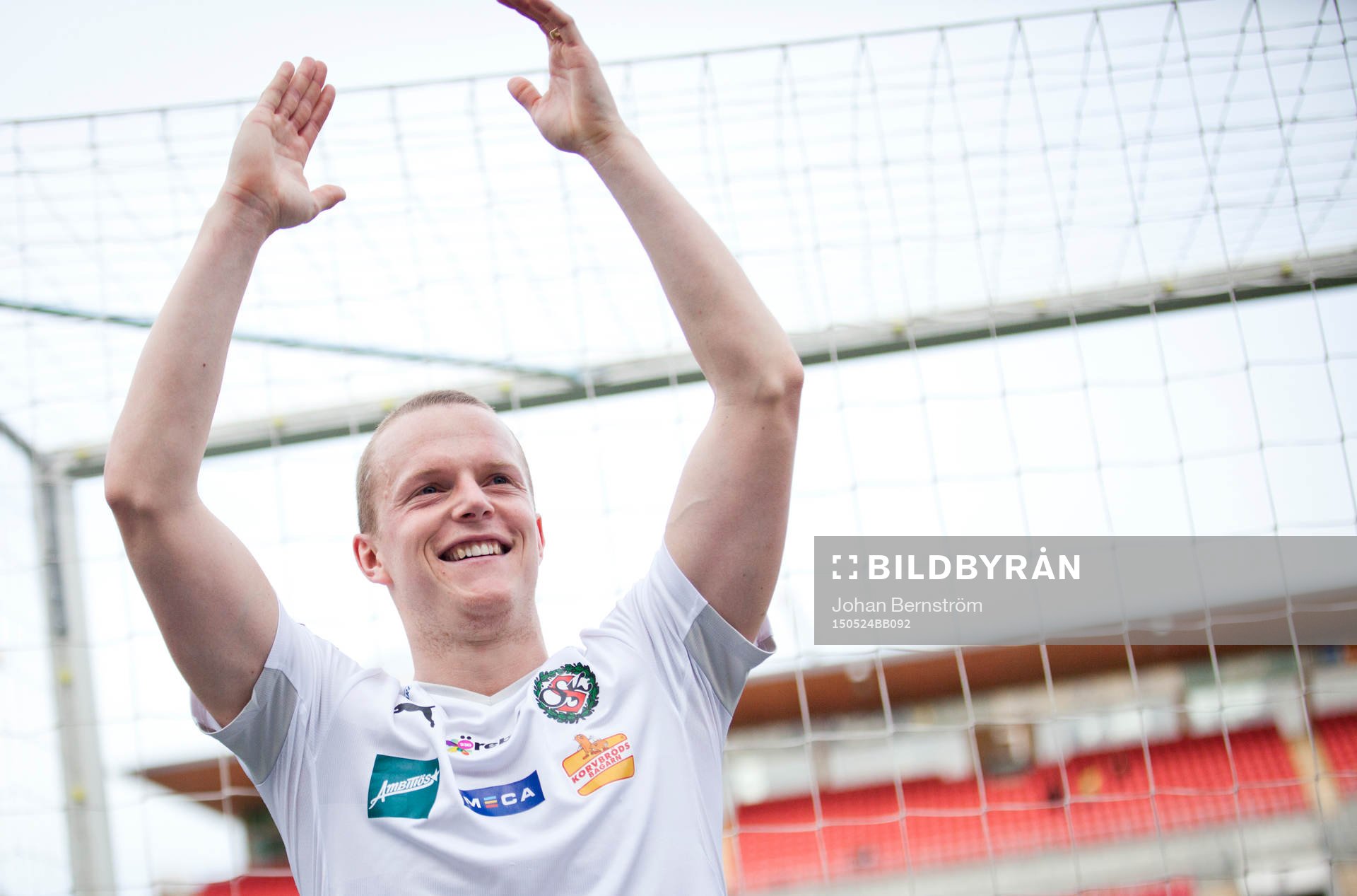 Örebros Daniel Gustavsson jublar framför fansen