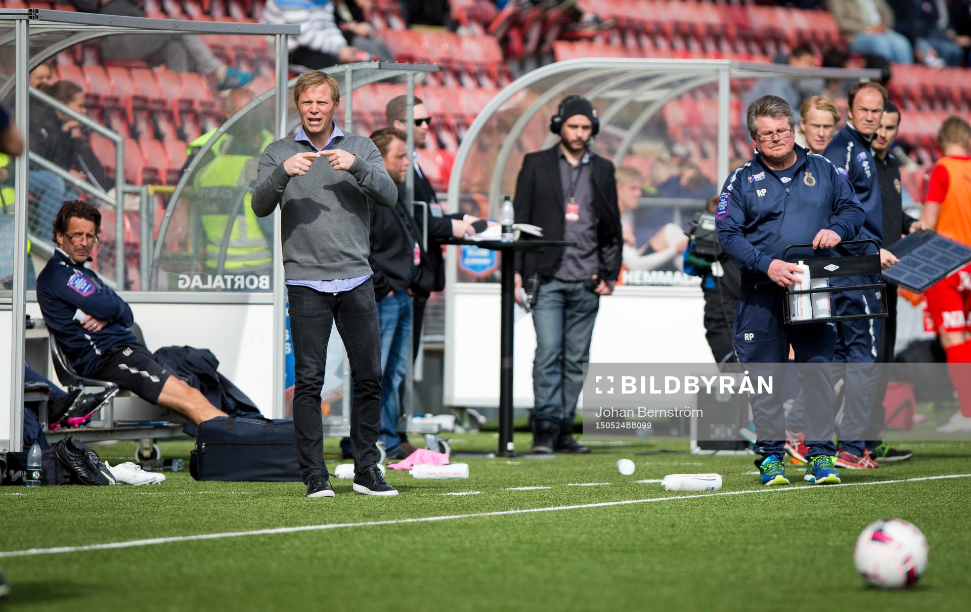 Gefles tränare Roger Sandberg visar tecknet för byte