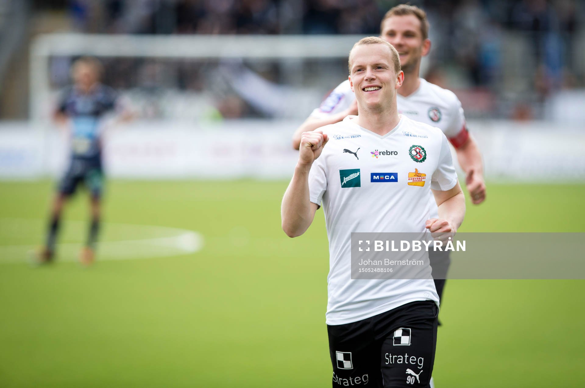 Örebros Daniel Gustavsson gör 1-0 och jublar