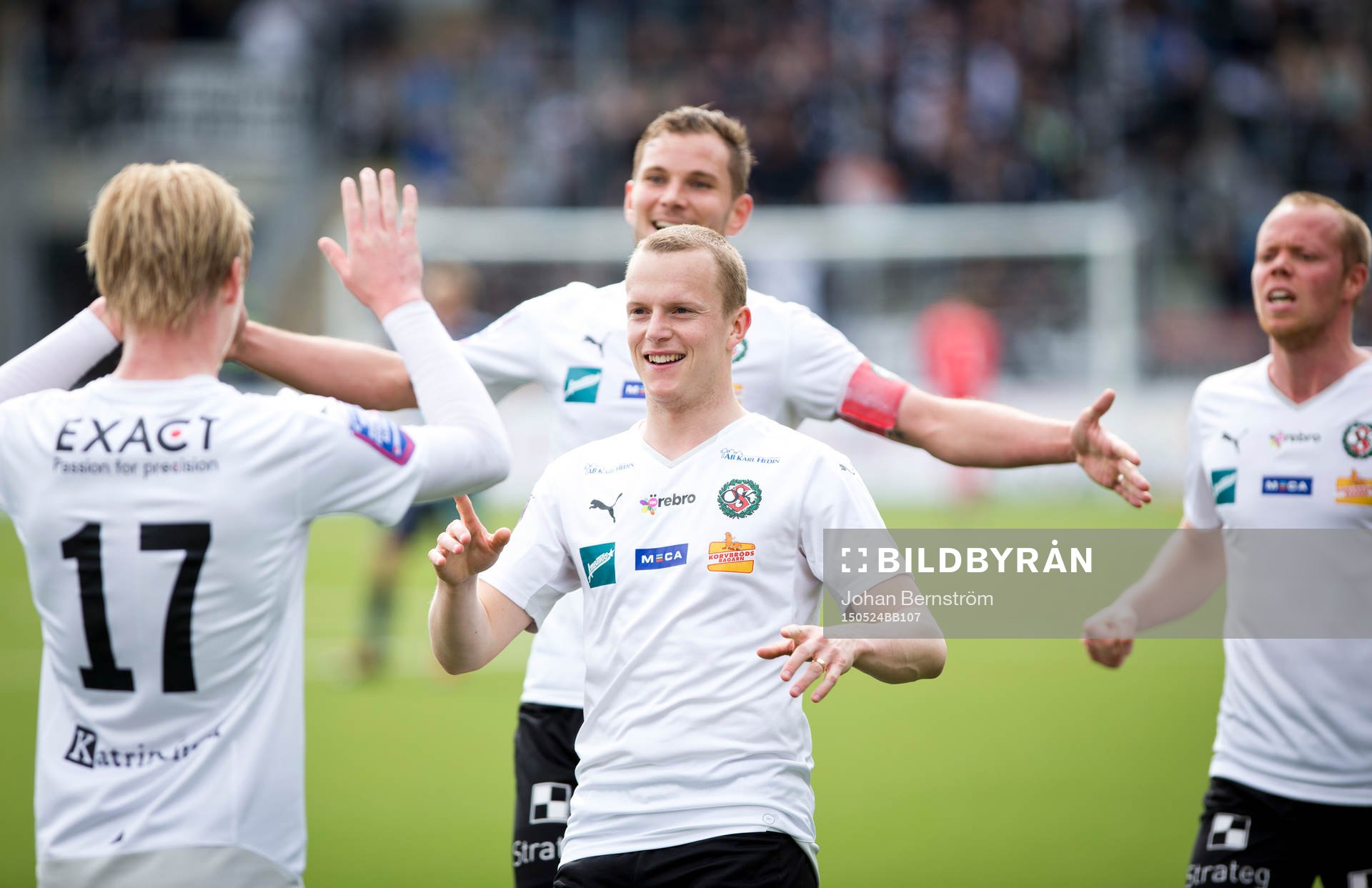 Örebros Daniel Gustavsson gör 1-0 och jublar med Karl