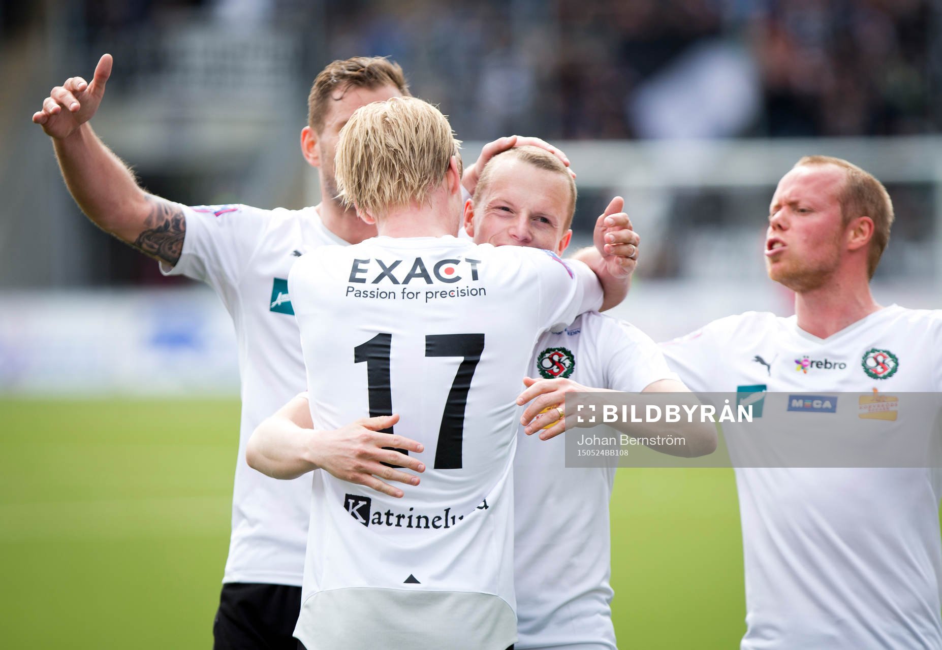 Örebros Daniel Gustavsson gör 1-0 och jublar med Karl