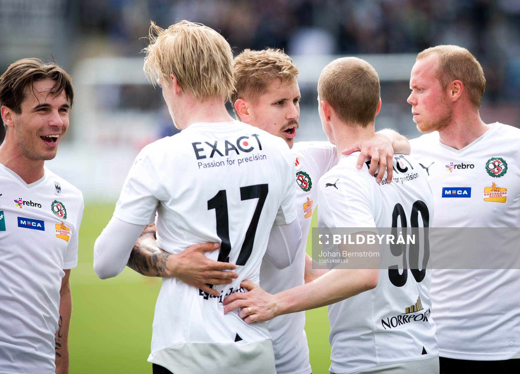 Örebros Daniel Gustavsson gör 1-0 och jublar med Karl