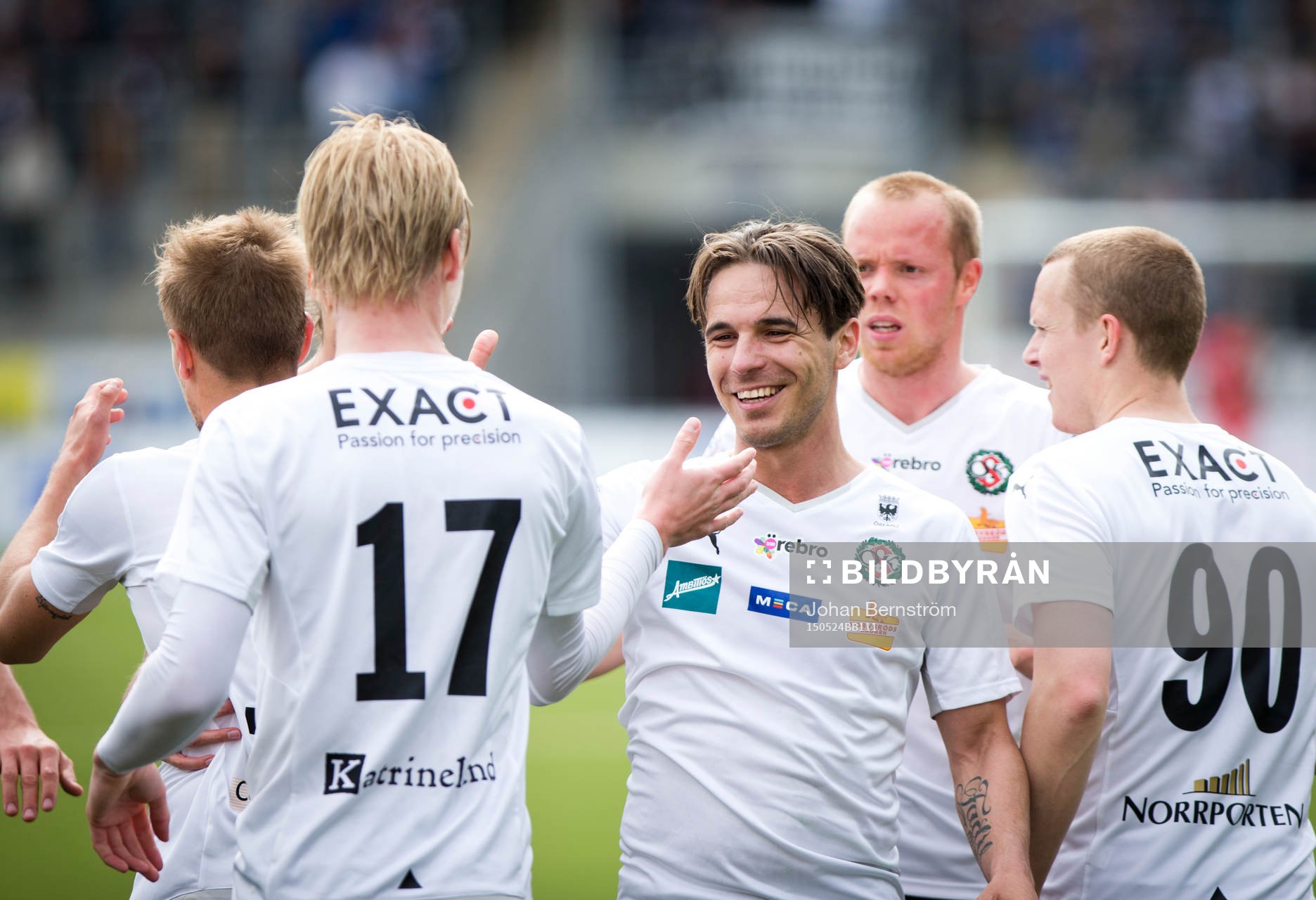 Örebros Daniel Gustavsson gör 1-0 och jublar med Karl