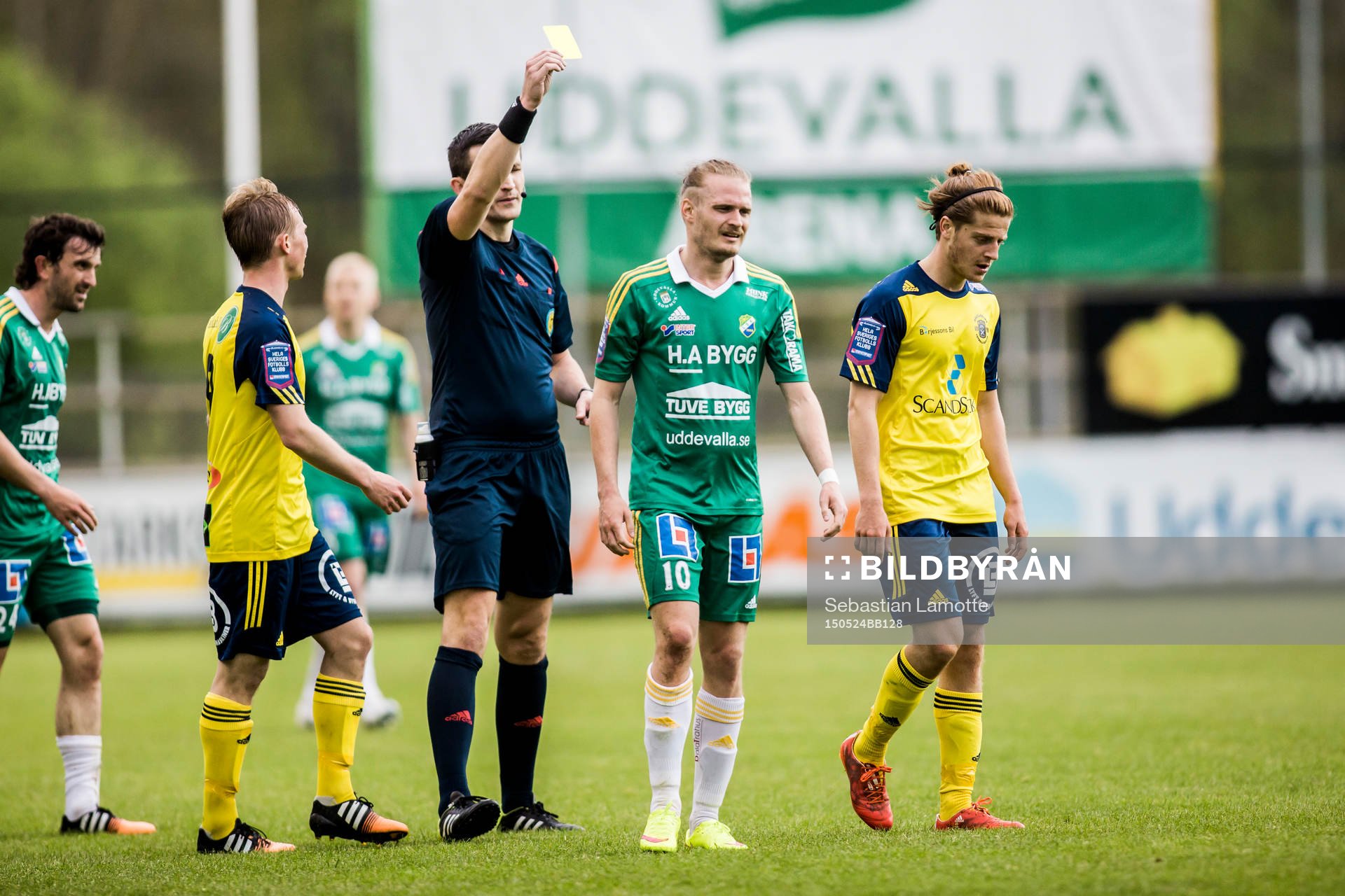 Ängelholms Rebin Asaad får gult kort