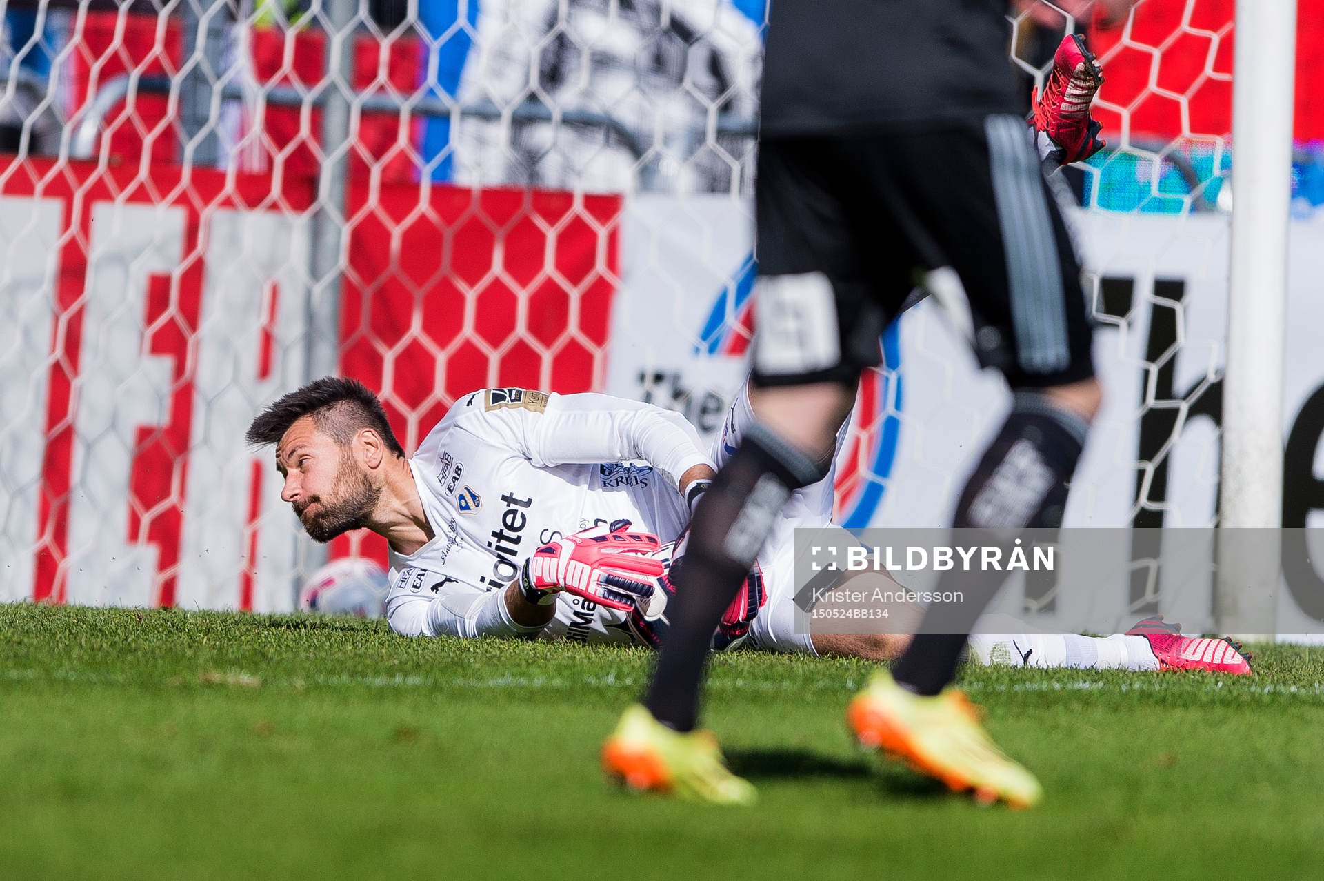 Halmstads målvakt Stojan Lukic räddar