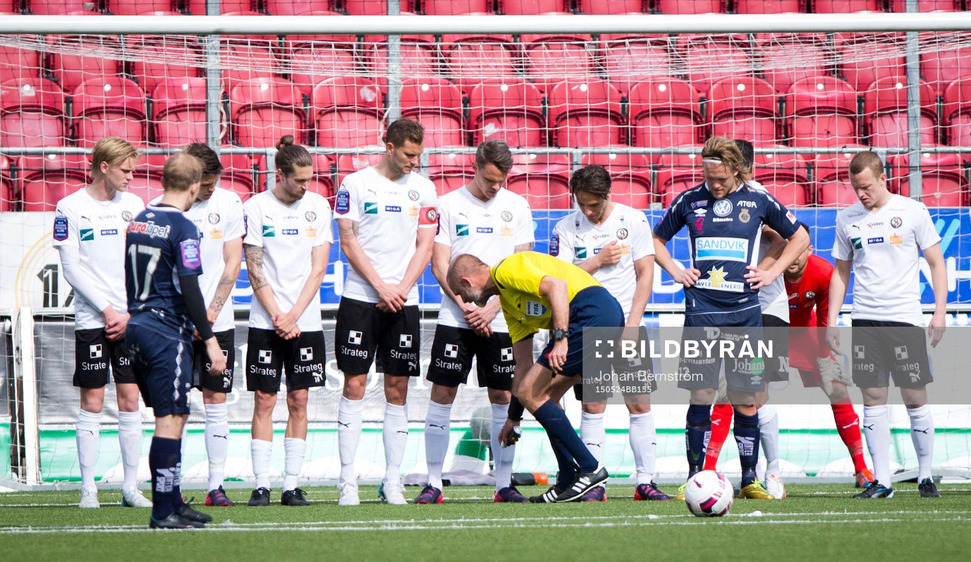 Domaren sprayar med spray framför Örebromuren