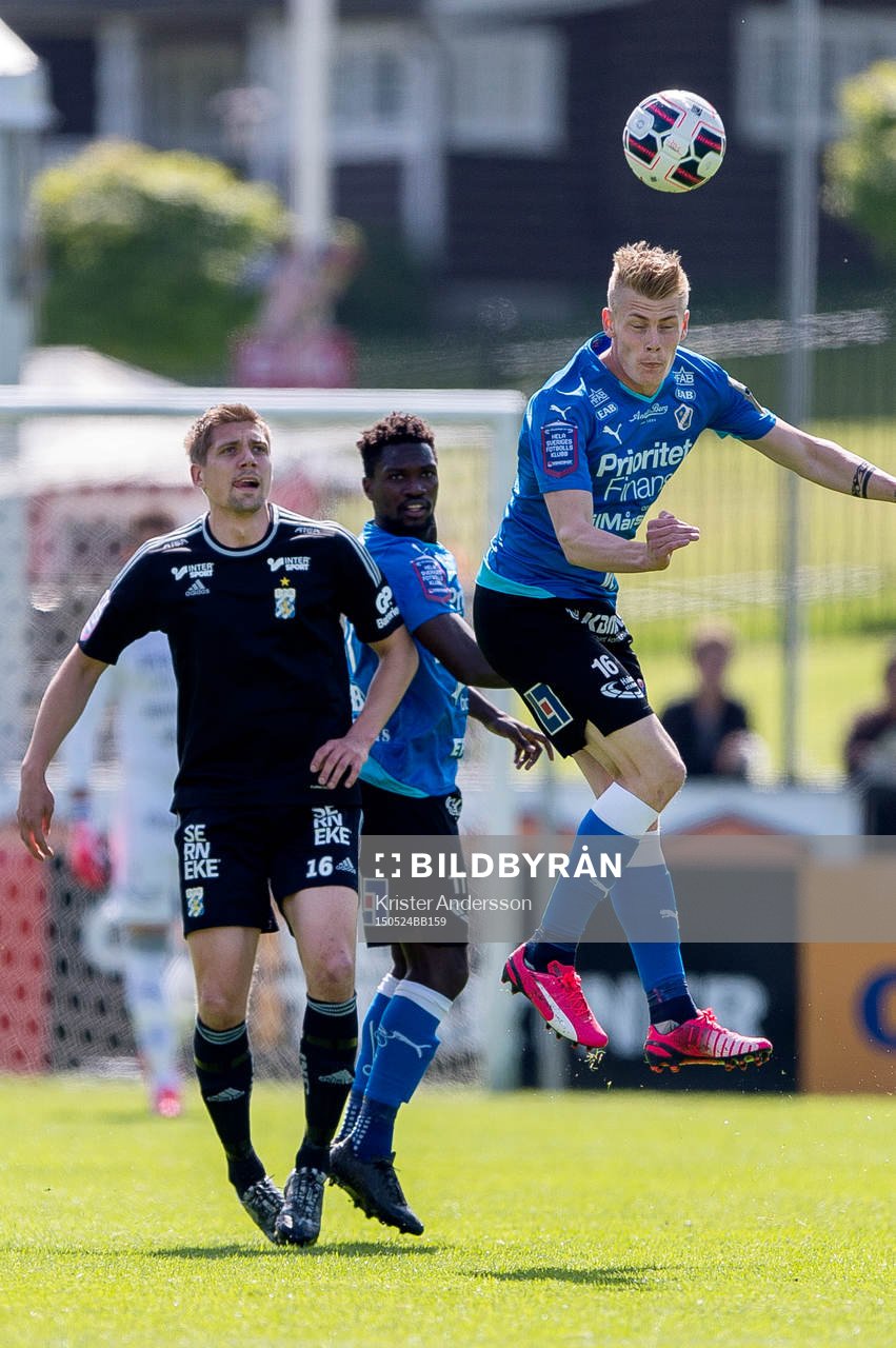 Halmstads Eric Smith nickar undan bollen