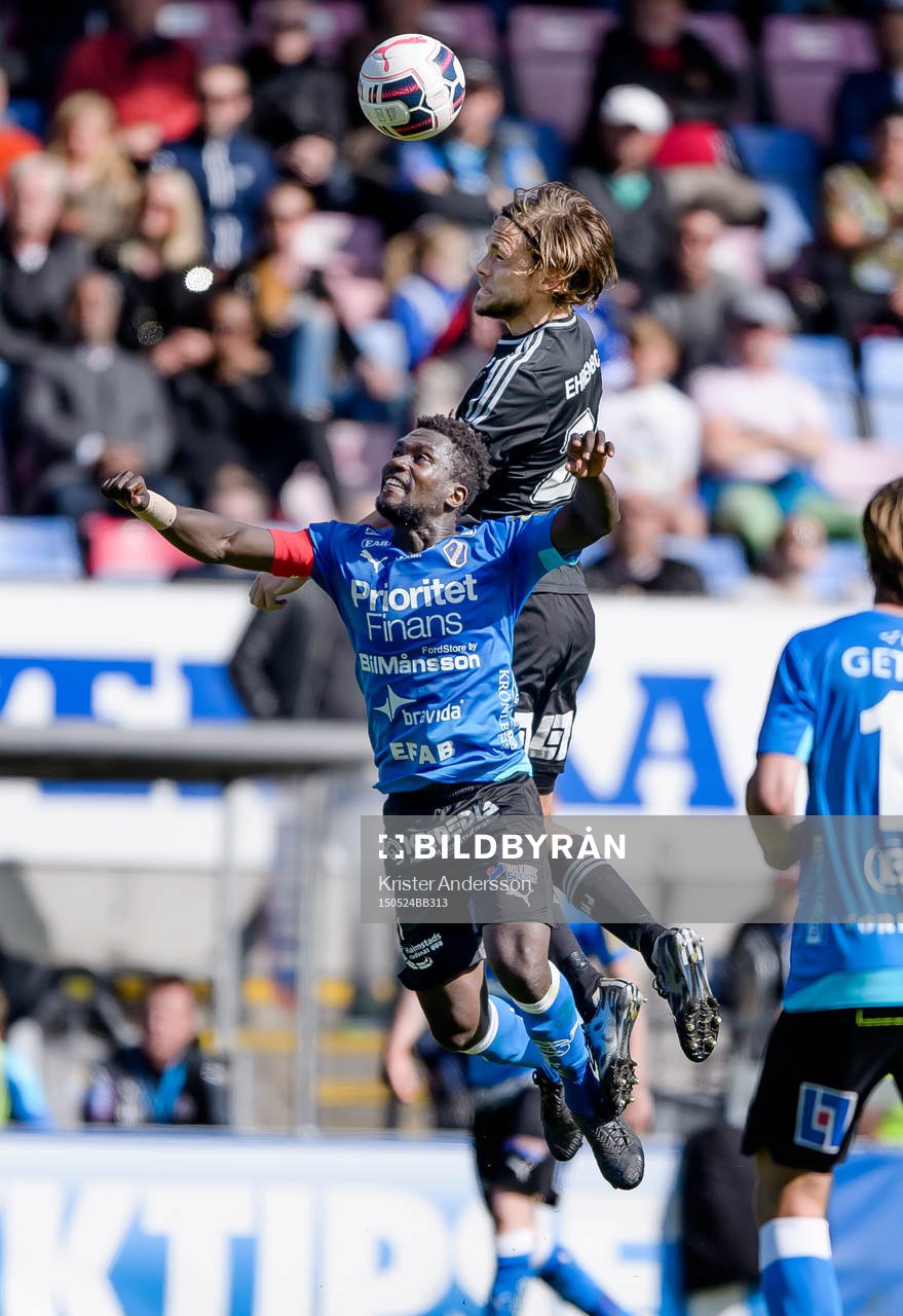 Halmstads King Osei Gyan i kamp med IFK Göteborgs Emil Salomonsson under fotbollsmatchen i Allsvenskan mellan Halmstad och IFK Göteborg den 24 maj 2015 i Halmstad.