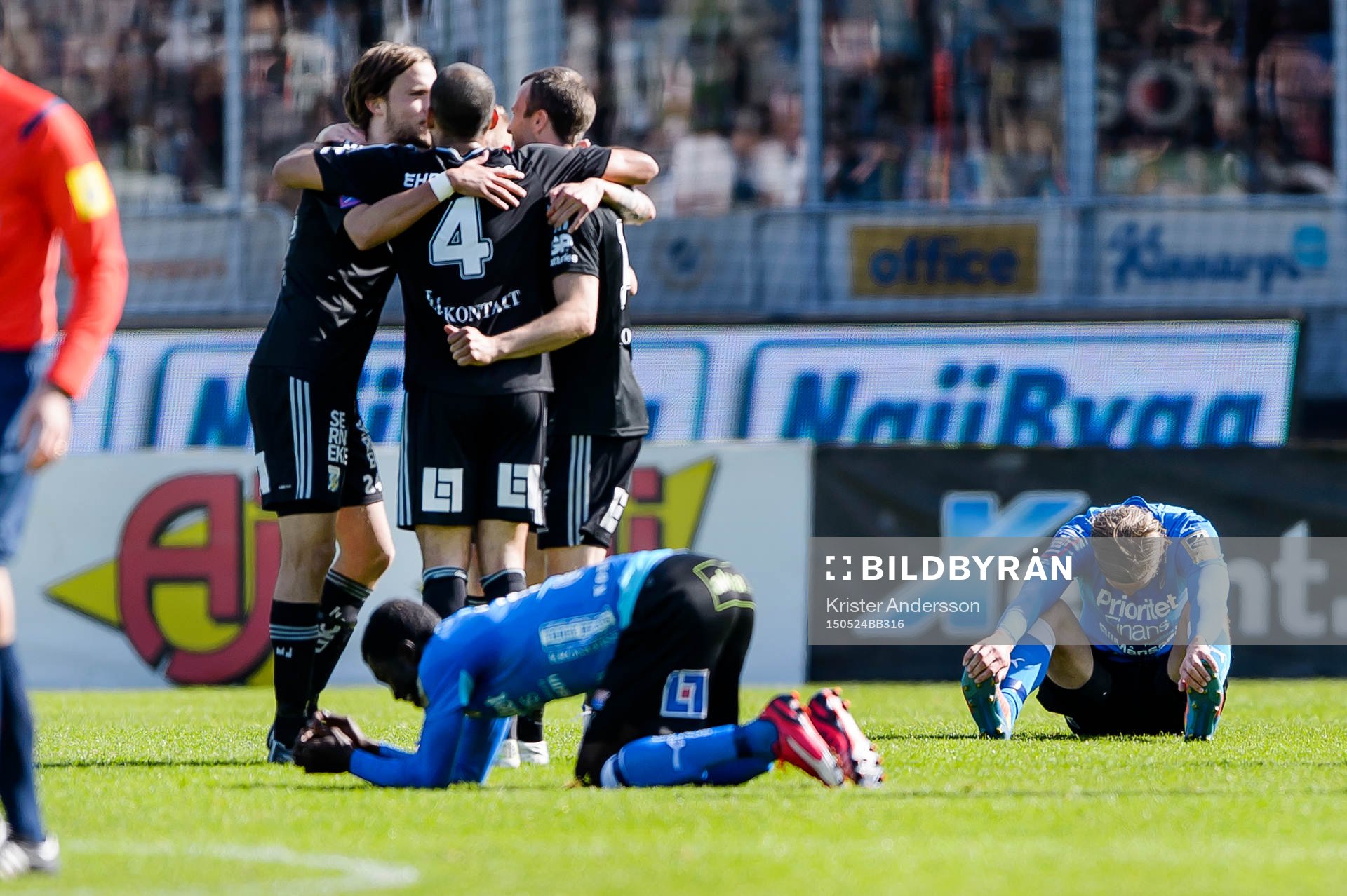 Halmstads spelare deppar medans IFK Göteborgs jublar