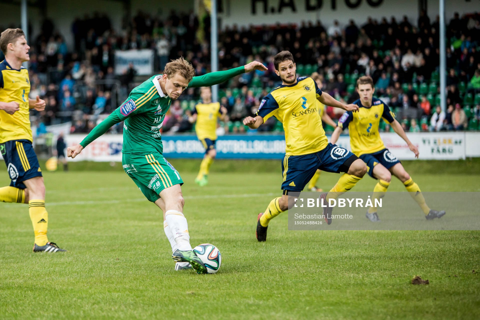 Ljungskiles Jakob Olsson skjuter