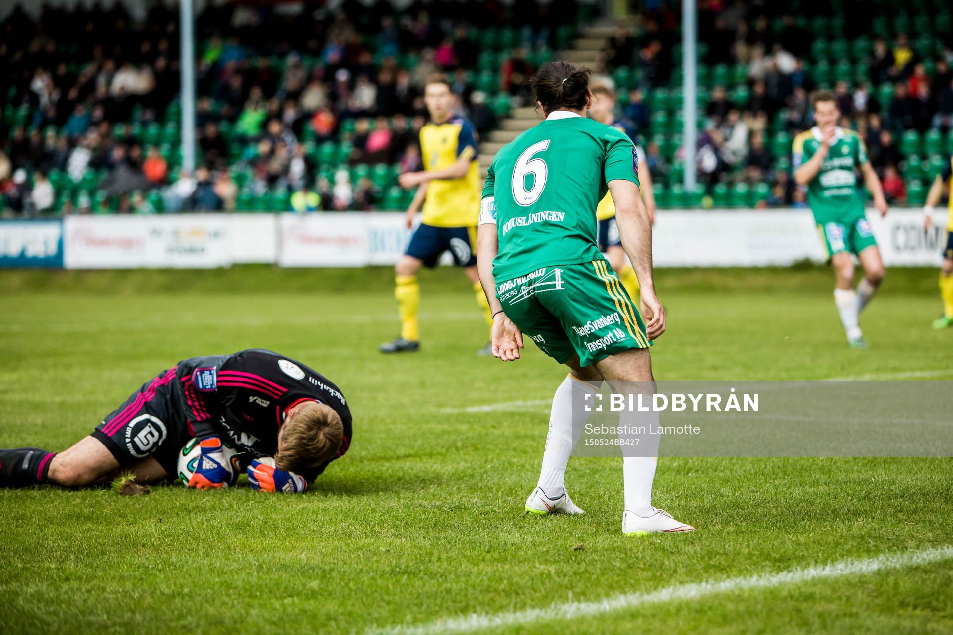 Ängelholms målvakt Oscar Berglund räddar bollen före