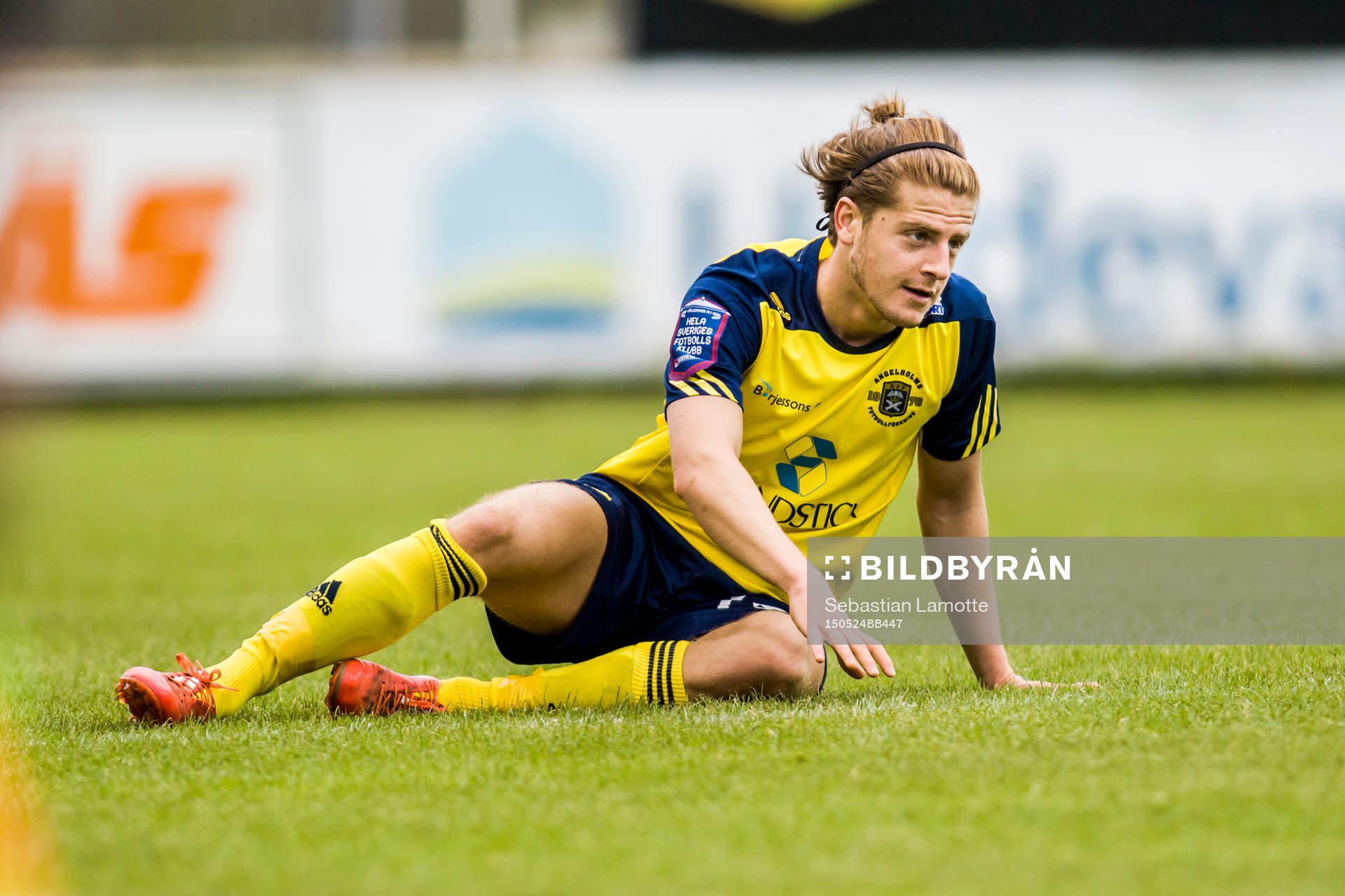 Ängelholms Rebin Asaad sittandes på gräset