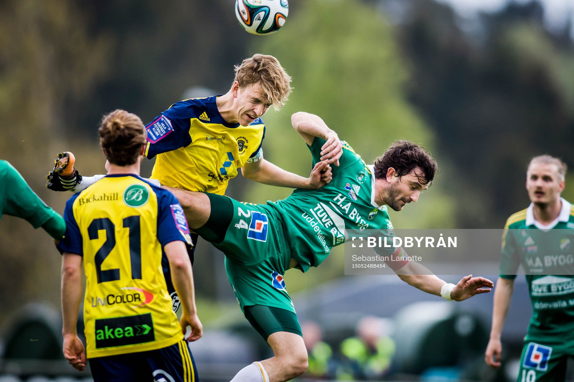 Ängelholms Erik Widen (v) och Ljungskiles Aleksandar Kitic
