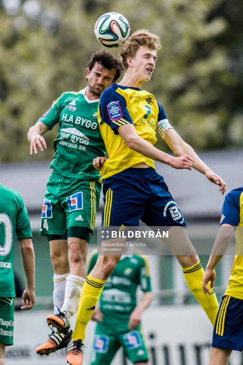 Ljungskiles Aleksandar Kitic och Ängelholms Erik Widen (h)