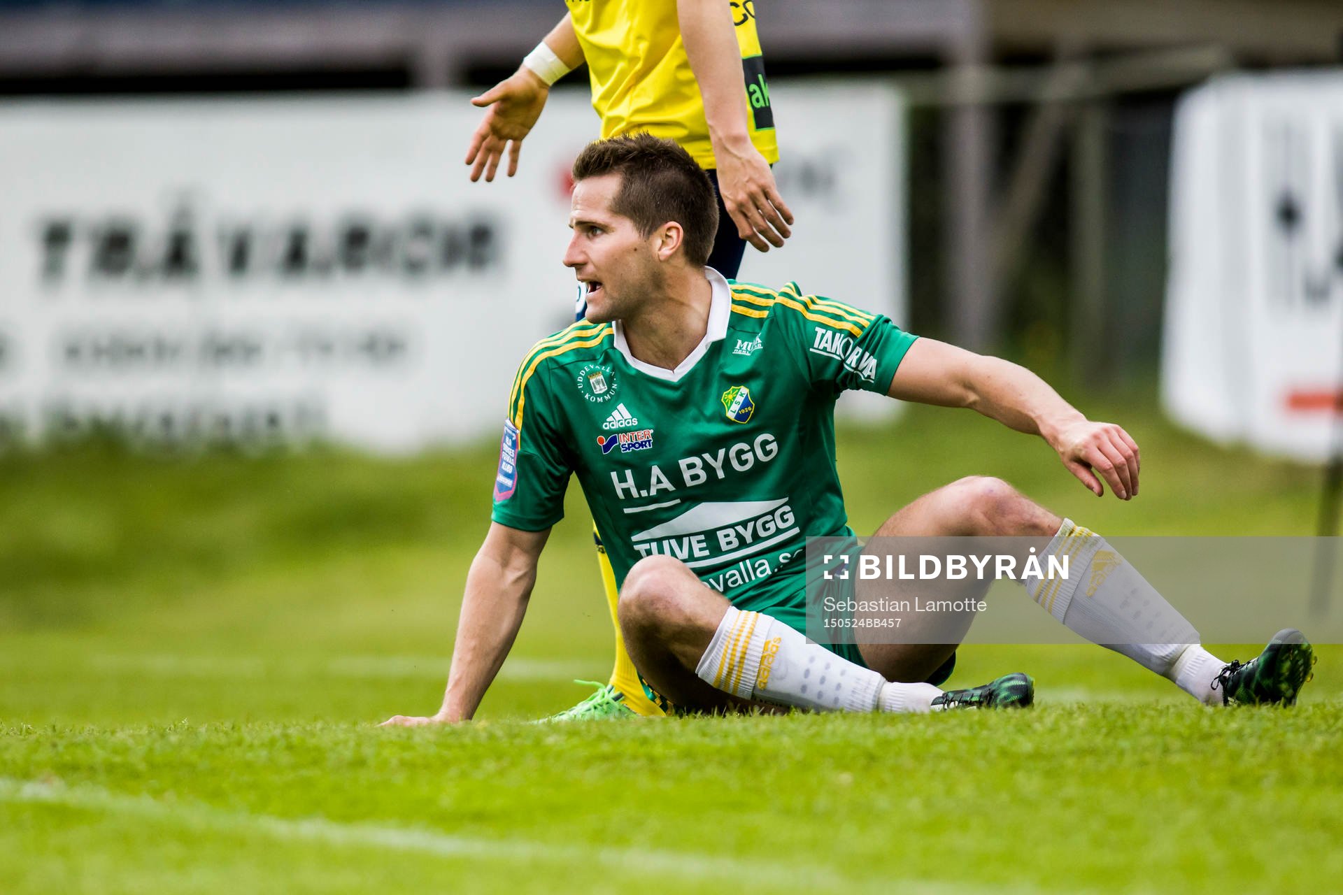 Ljungskiles Gabriel Altemark-Vanneryr sittandes på gräset