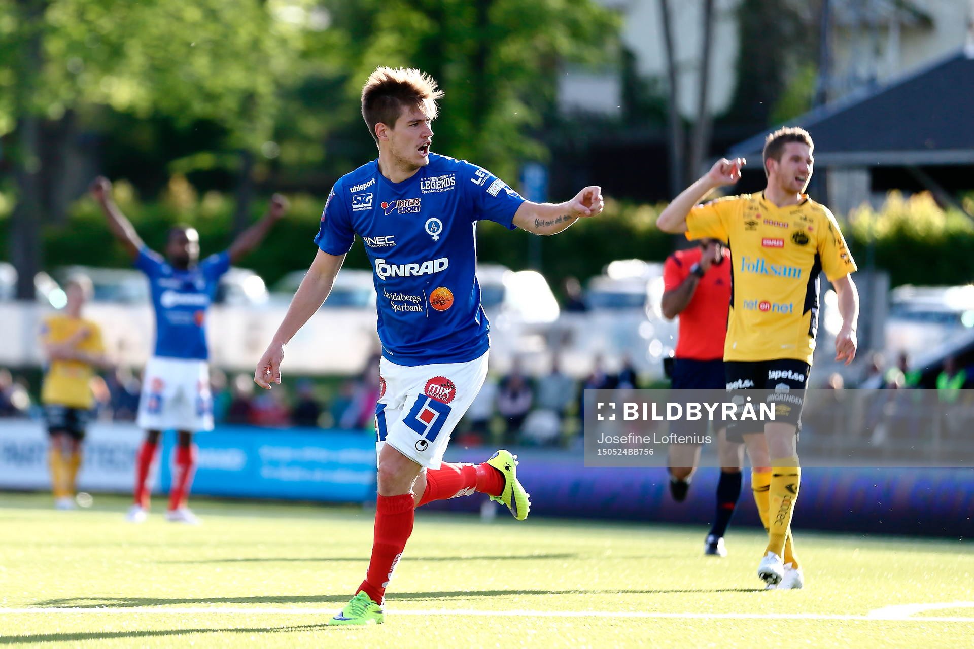 Åtvidabergs Victor Sköld har precis gjort 1-2 och jublar