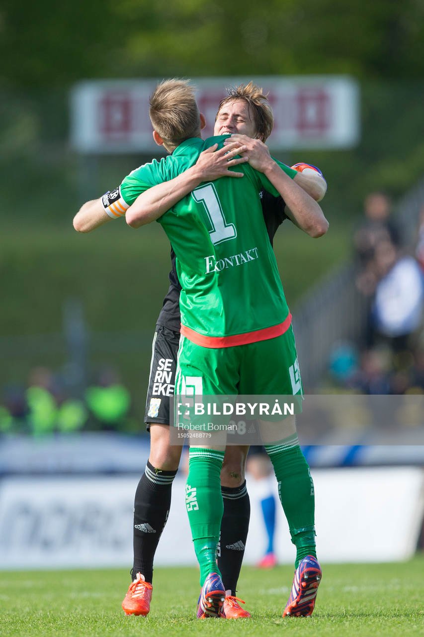 Göteborgs Thomas Rogne kramar om Göteborgs målvakt John