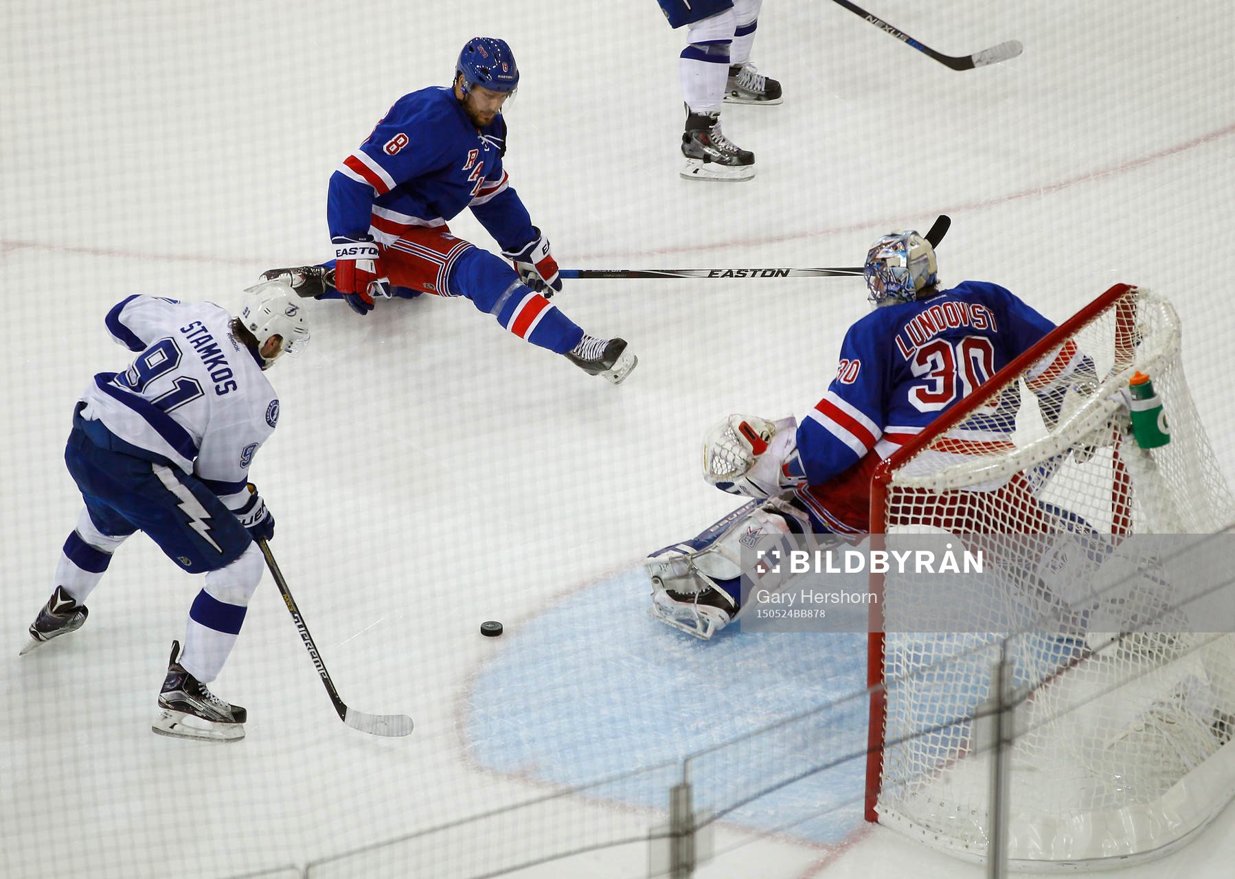 Tampa Bay Lightning Steven Stamkos (L) scores past New York