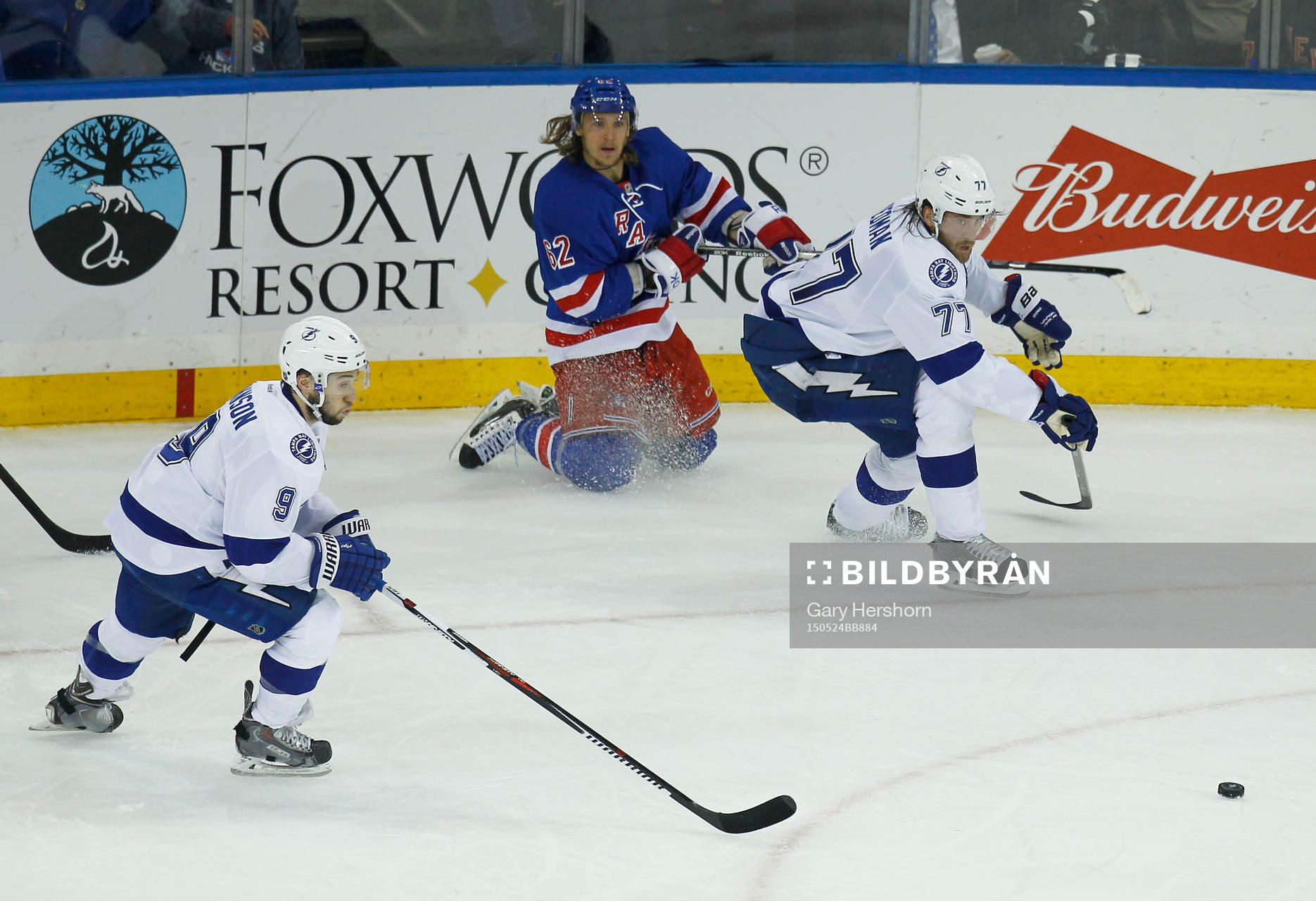 New York Rangers Carl Hagelin (C) passes the puck between