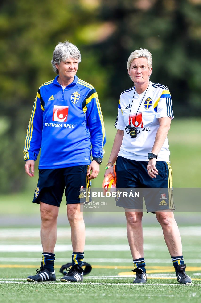 Sveriges Förbundskapten Pia Sundhage och assisterande