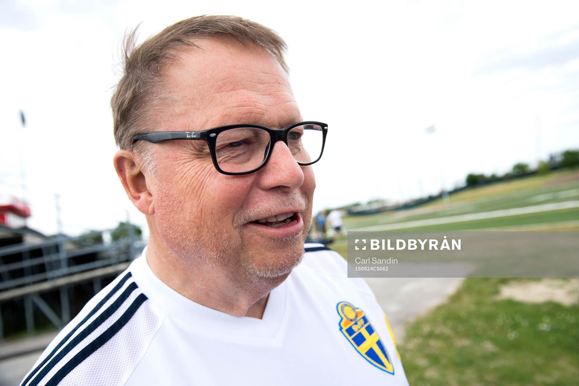 Sveriges läkare Yelverton Tegner blir intervjuad under en träning med landslaget den 24 maj 2015 i Toronto.