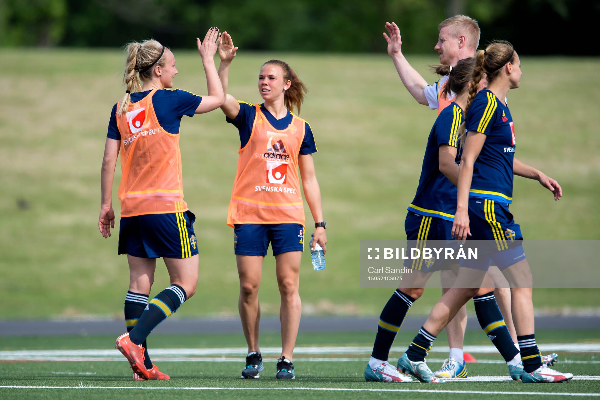 Sveriges Jessica Samuelsson gör highfive