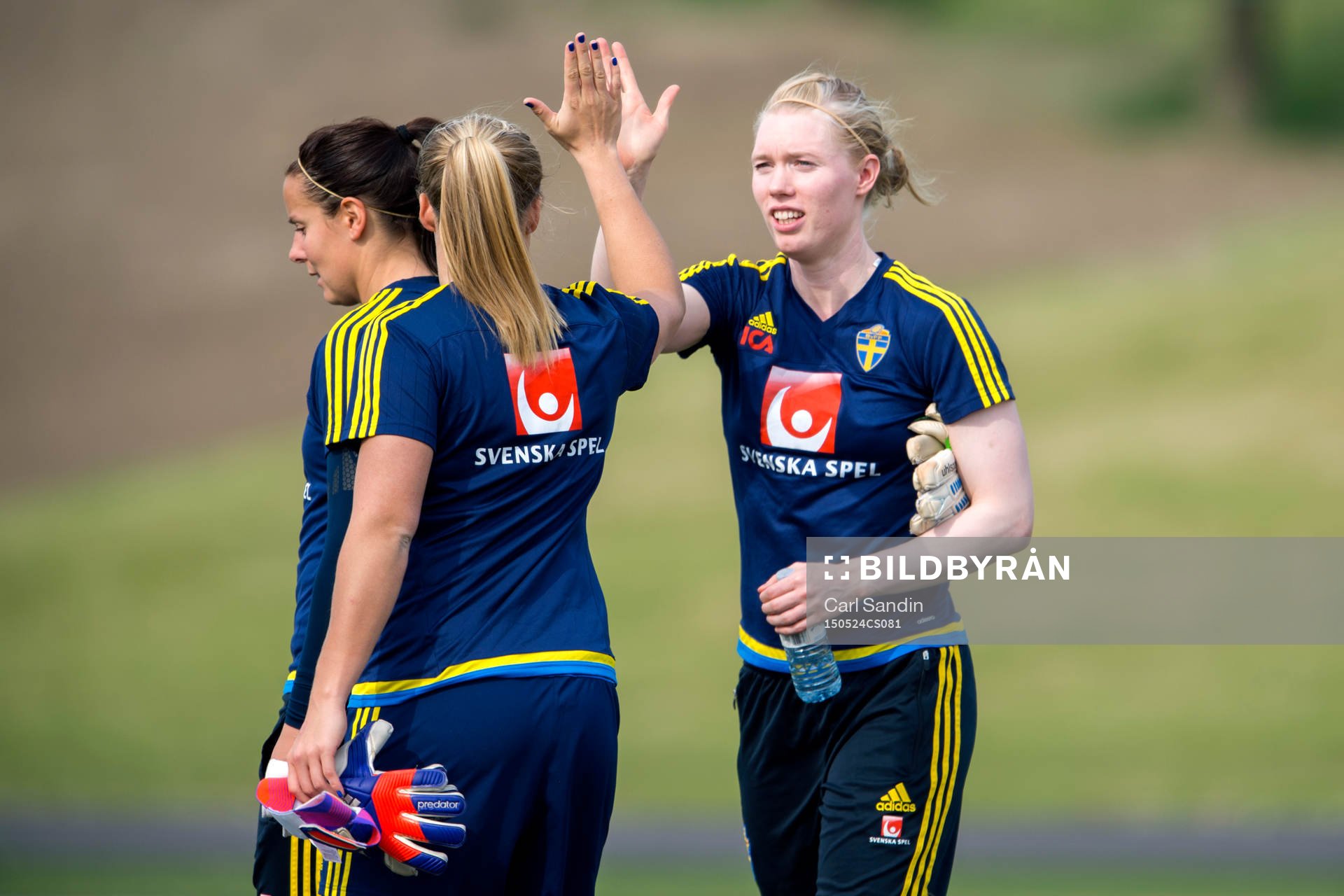 Sveriges målvakt Hedvig Lindahl gör high-five med