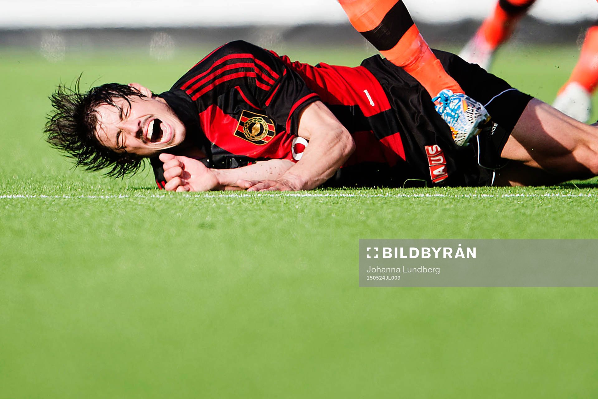 Brommapojkarnas Gabriel Petrovic får ont i en duell