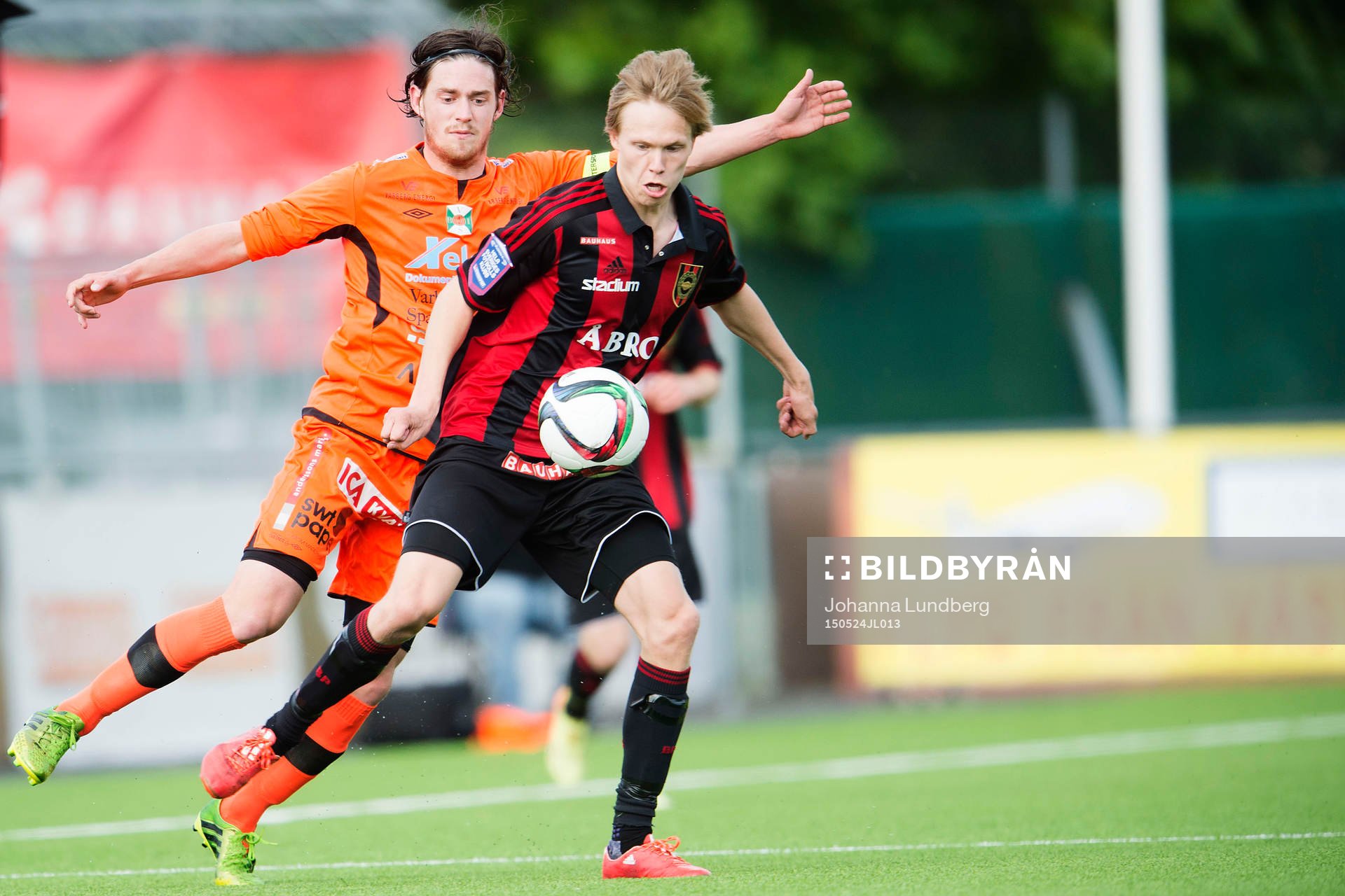 Varbergs Robin Tranberg och Brommapojkarnas Jonathan Augustinsson under fotbollsmatchen i Superettan mellan Brommapojkarna och Varberg den 24 maj 2015 i Stockholm.