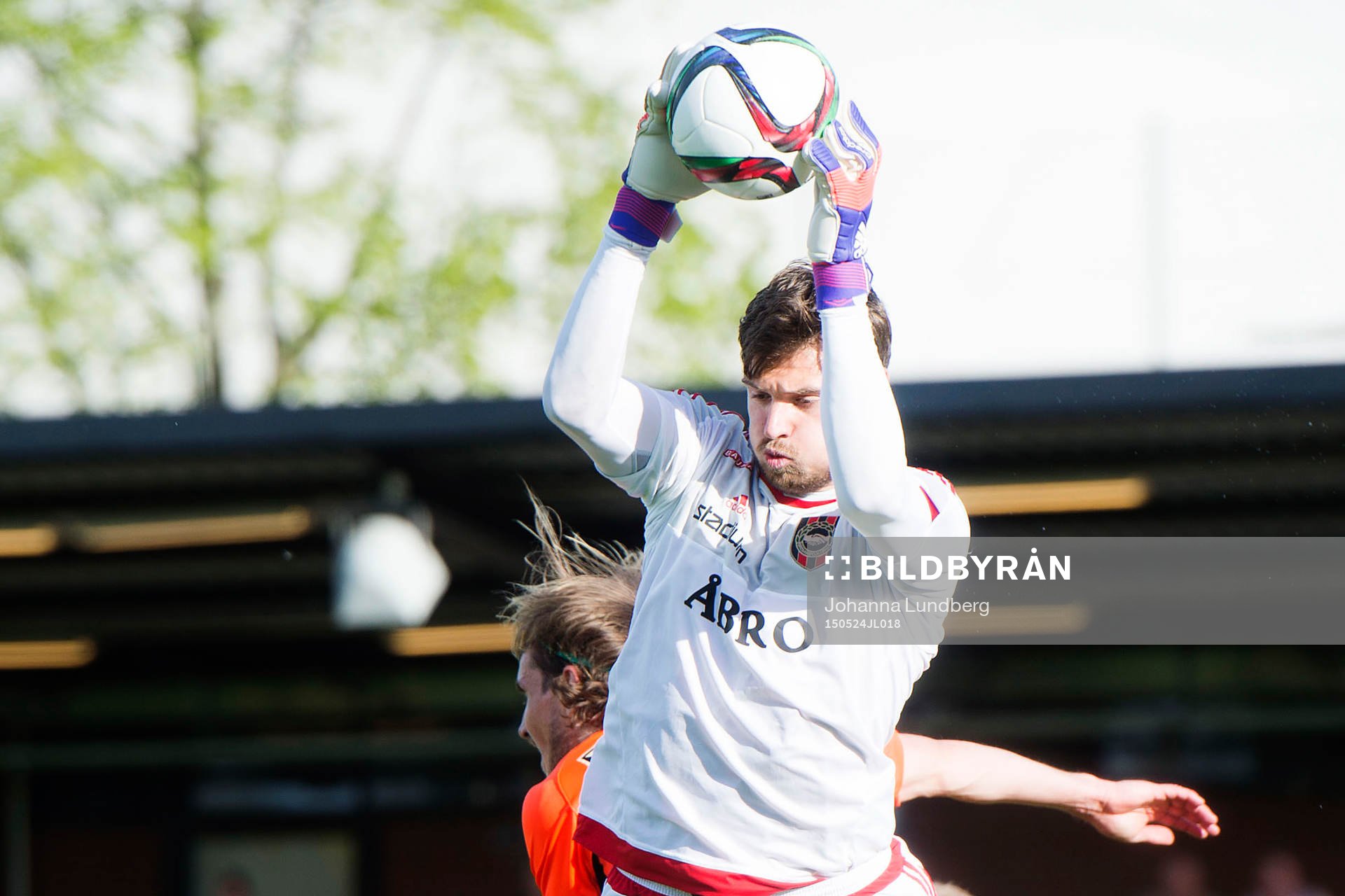 Brommapojkarnas målvakt Davor Blazevic ed e räddning under fotbollsmatchen i Superettan mellan Brommapojkarna och Varberg den 24 maj 2015 i Stockholm.