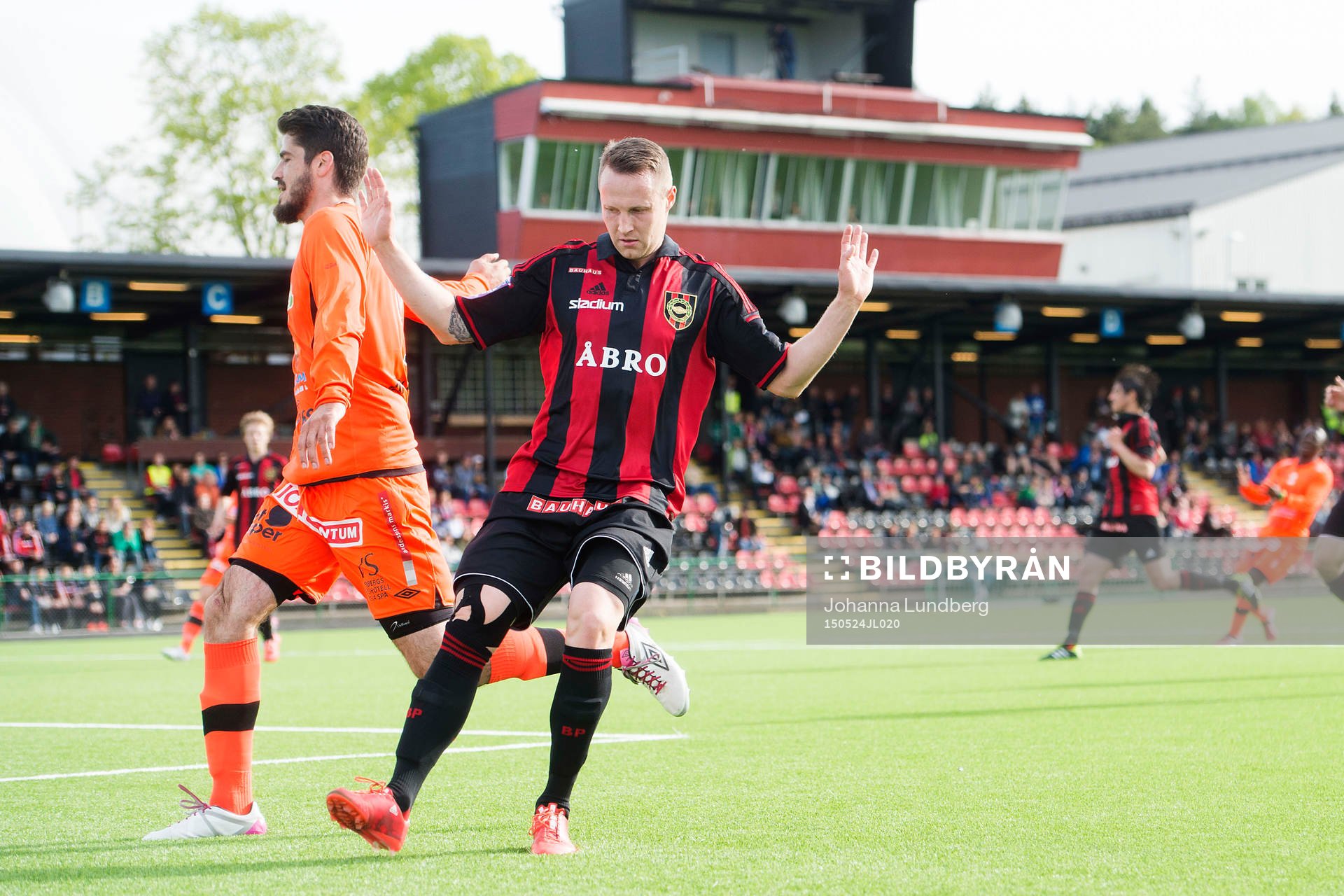Brommapojkarnas Fredrik Stoor Siekkinen täcker ut en boll