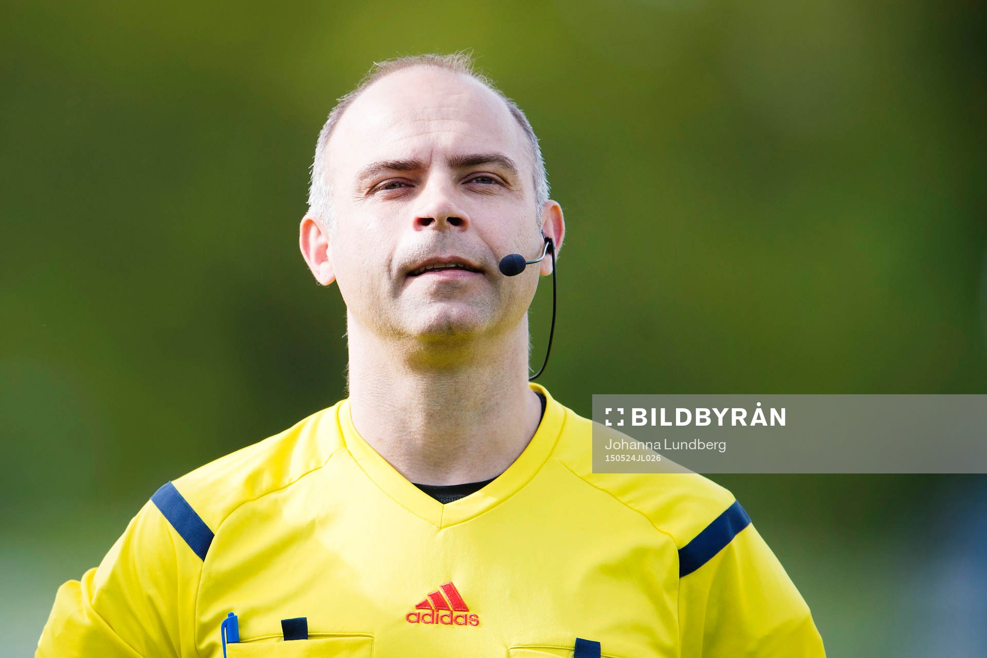 Domare Robert Daradic under fotbollsmatchen i Superettan mellan Brommapojkarna och Varberg den 24 maj 2015 i Stockholm.