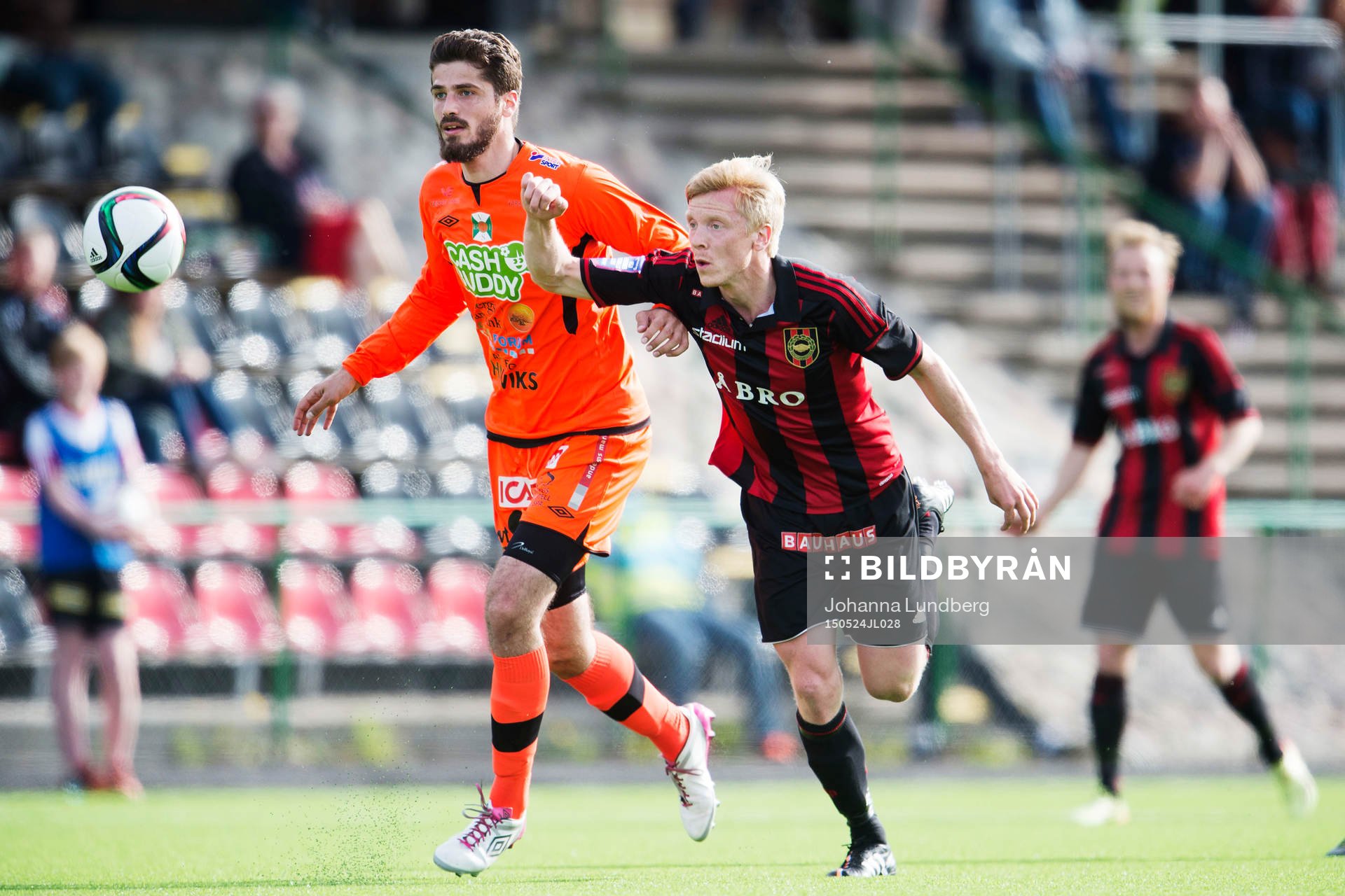 Varbergs Ajsel Kujovic och Brommapojkarnas Gustav Sandberg Magnusson under fotbollsmatchen i Superettan mellan Brommapojkarna och Varberg den 24 maj 2015 i Stockholm.