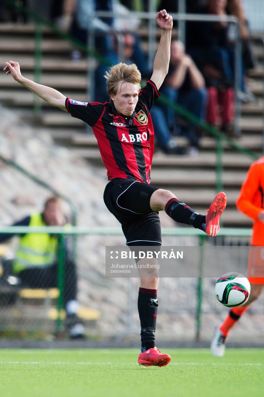 Brommapojkarnas Jonathan Augustinsson under fotbollsmatchen i Superettan mellan Brommapojkarna och Varberg den 24 maj 2015 i Stockholm.