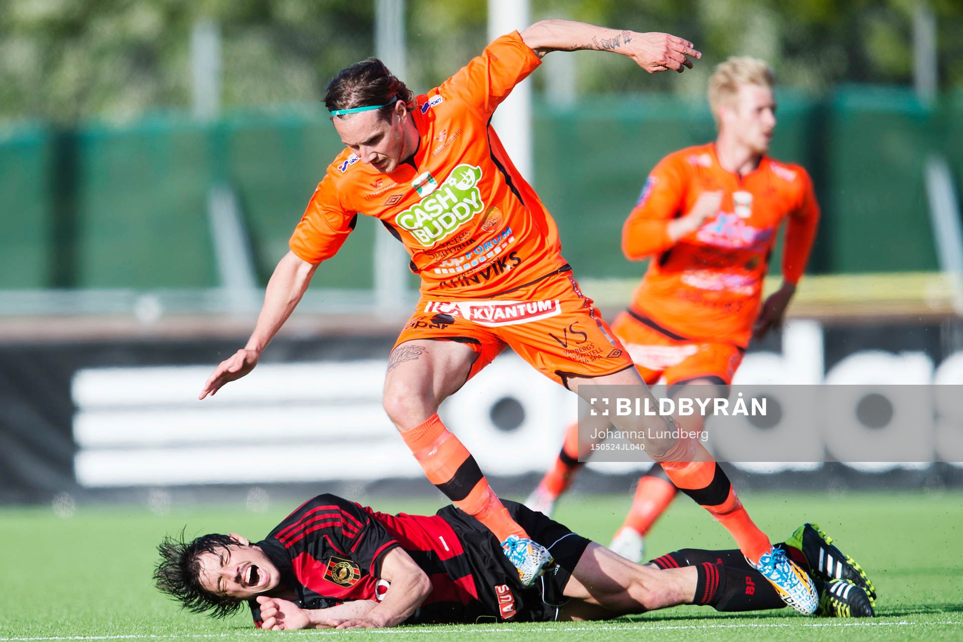 Brommapojkarnas Gabriel Petrovic får ont i en duell med