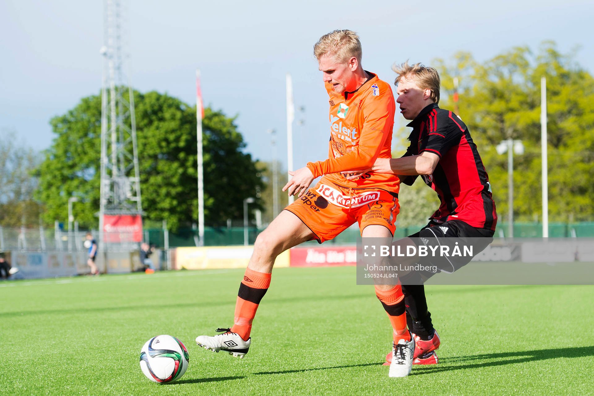 Varbergs Erik Lund och Brommapojkarnas Jonathan Augustinsson under fotbollsmatchen i Superettan mellan Brommapojkarna och Varberg den 24 maj 2015 i Stockholm.