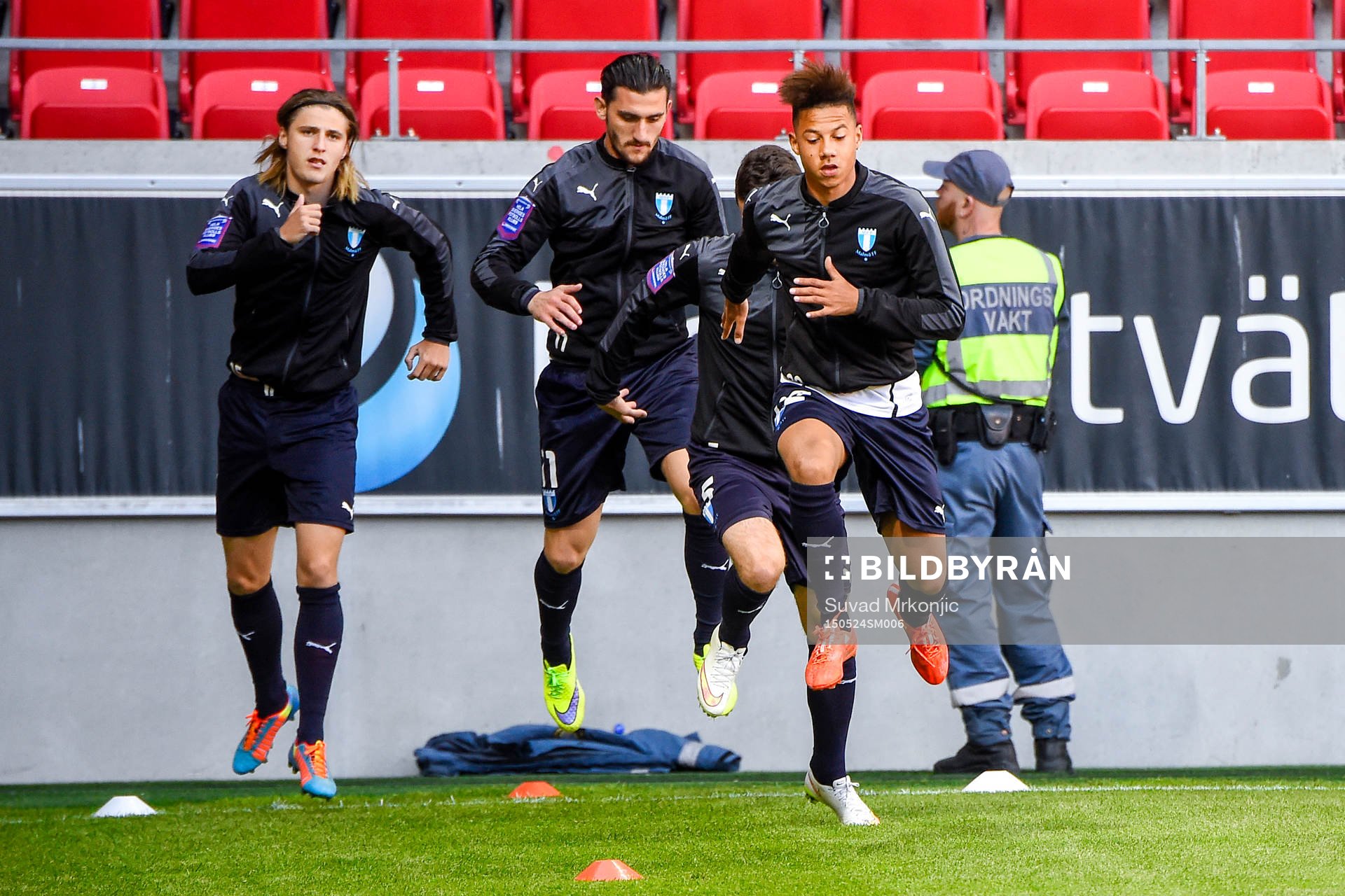  Malmös spelare värmer upp före fotbollsmatchen i Allsvenskan mellan Kalmar och Malmö den 24 maj 2015 i Kalmar.