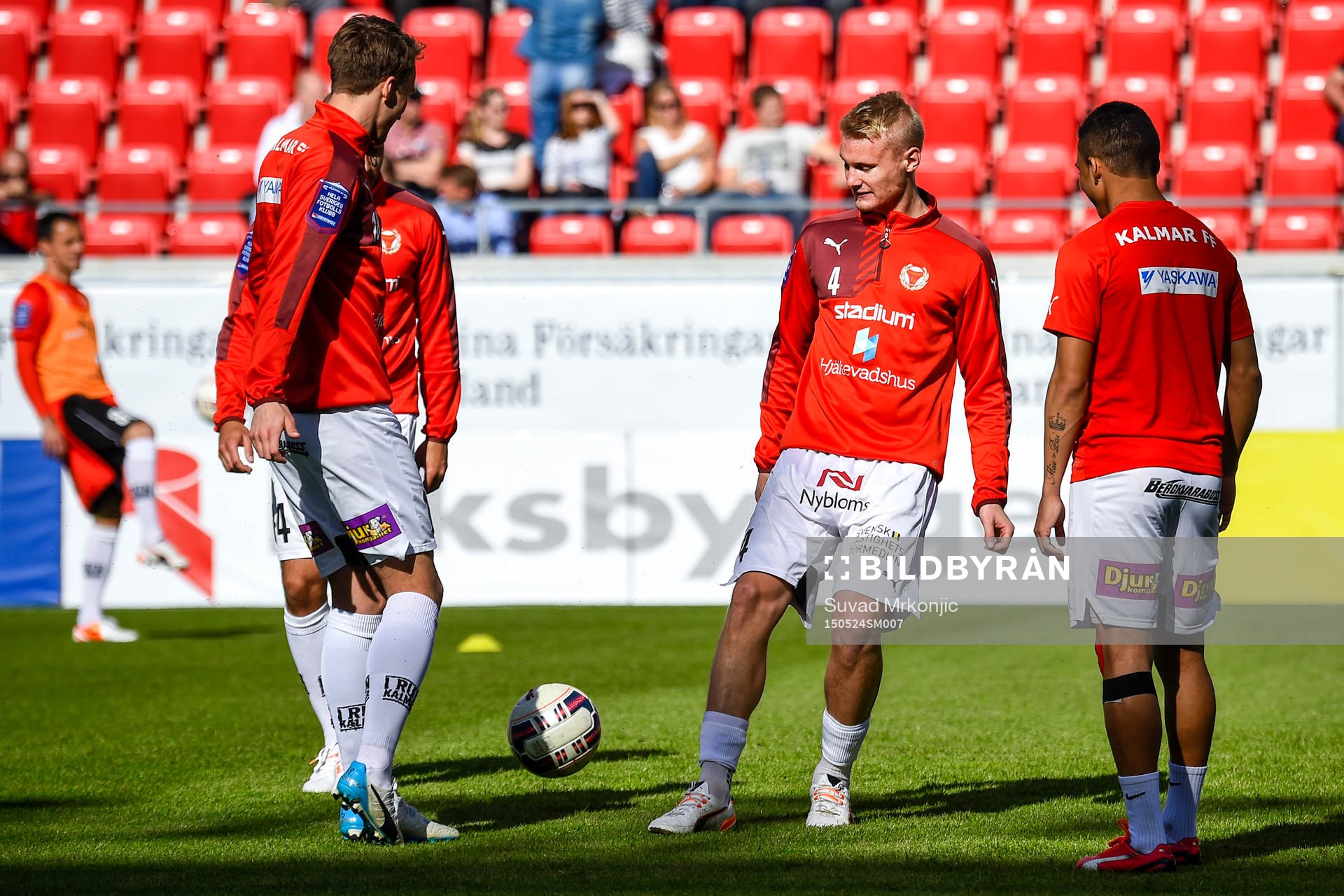 kalmars spelare värmer upp före fotbollsmatchen i
