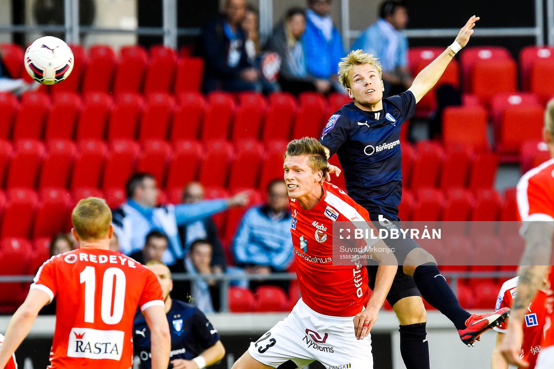 Kalmars Viktor Elm och Malmö FFs Oscar Lewicki i en luftduell under fotbollsmatchen i Allsvenskan mellan Kalmar och Malmö den 24 maj 2015 i Kalmar.