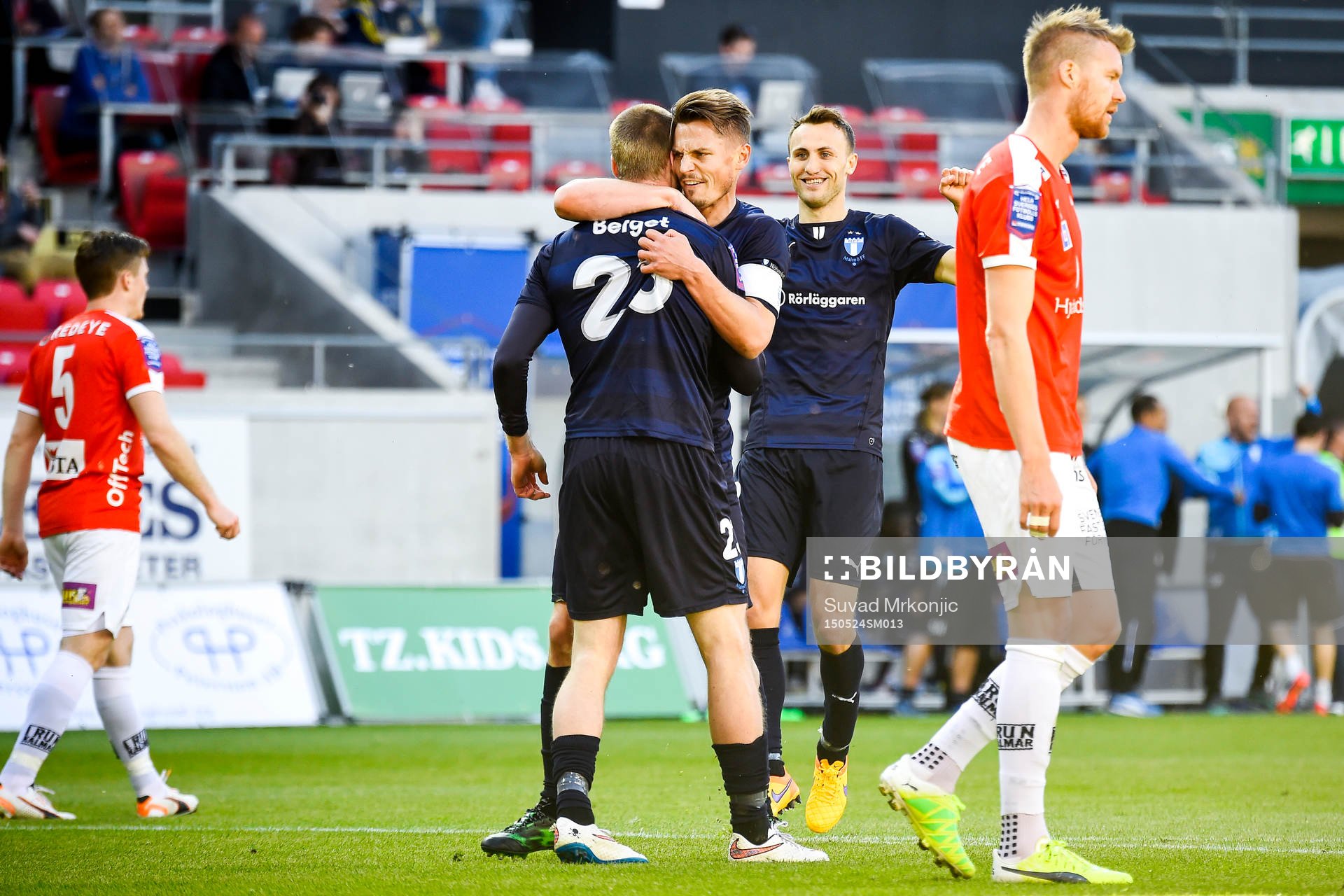 Malmö FFs Markus Rosenberg omfamnar Jo Inge Berget