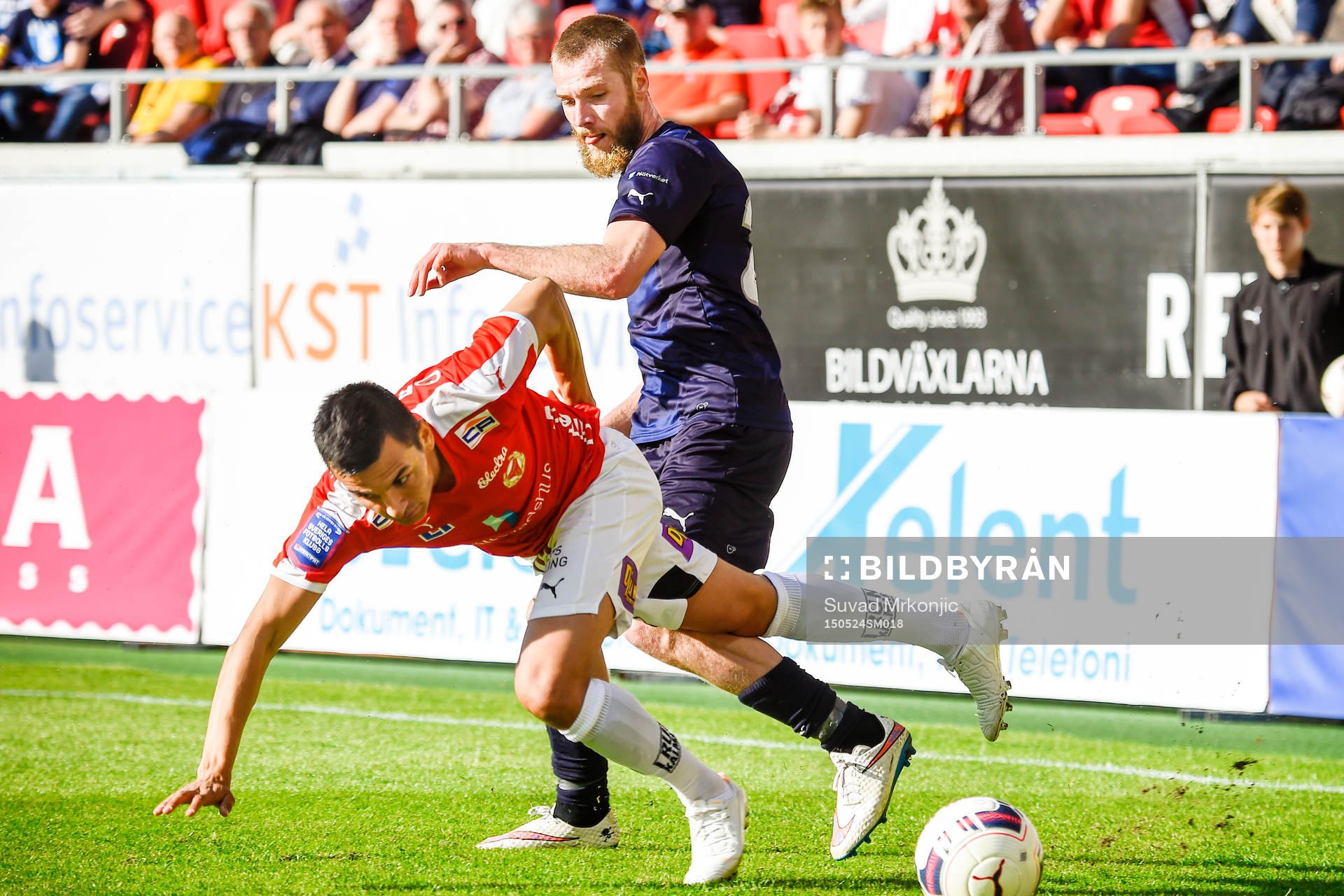 Malmö FFs Jo Inge Berget i kamp med Emin Nouri  under fotbollsmatchen i Allsvenskan mellan Kalmar och Malmö den 24 maj 2015 i Kalmar.