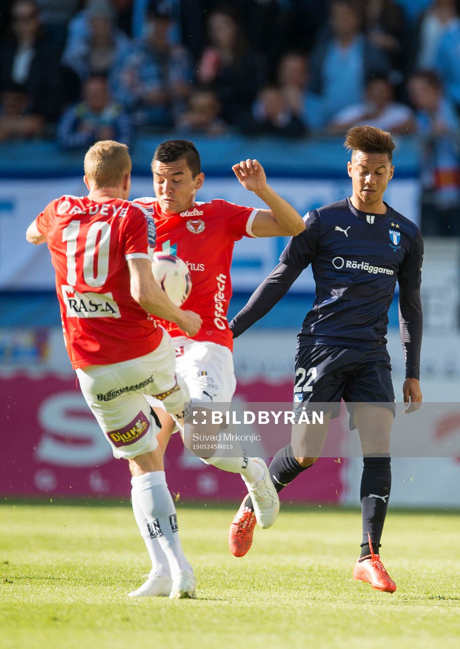 Kalmars Emin Nouri och Tobias Eriksson krockar så att Tobias utgår under fotbollsmatchen i Allsvenskan mellan Kalmar och Malmö den 24 maj 2015 i Kalmar.