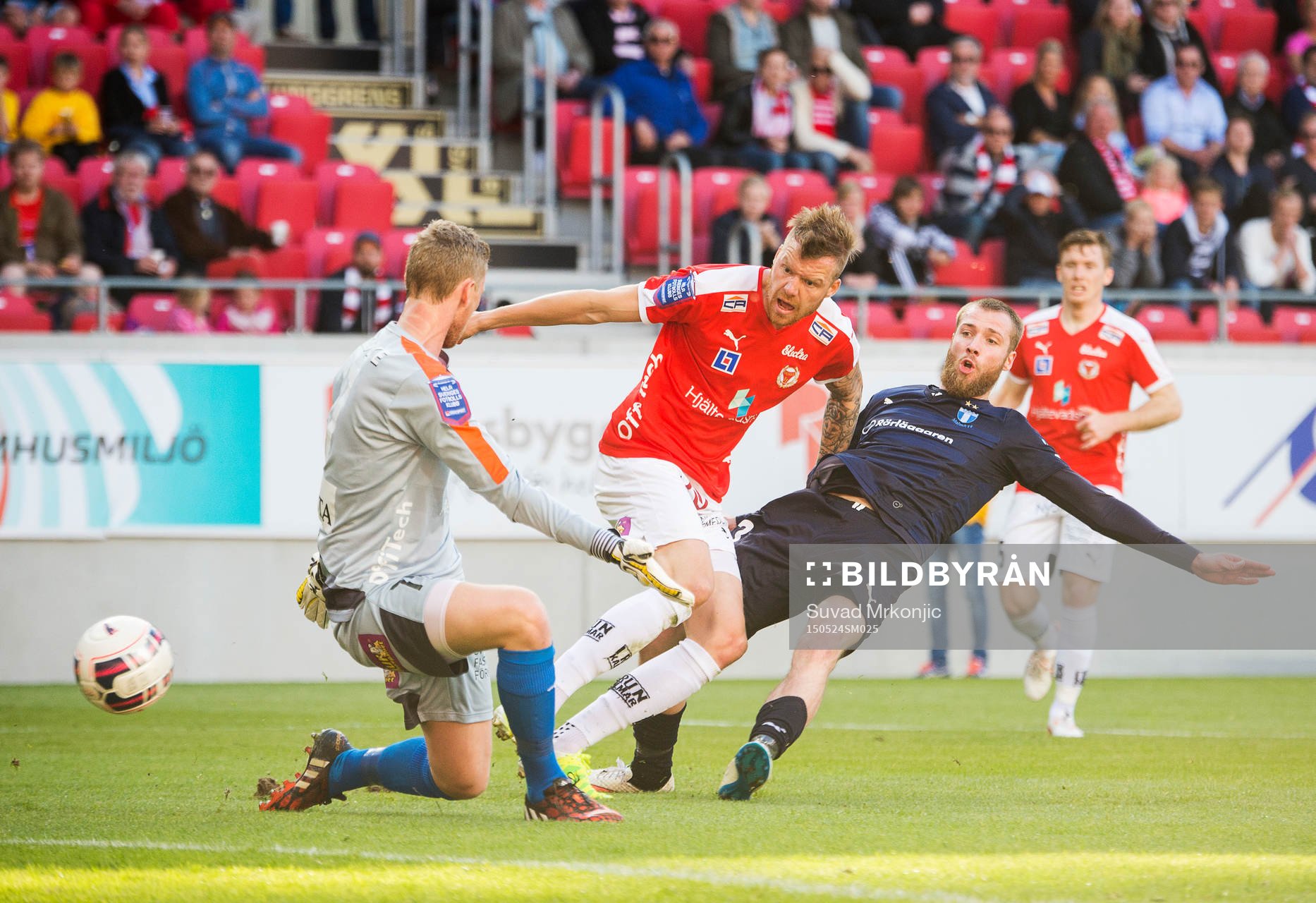 Malmö FFs Jo Inge Berget gör 1-0 målet medan Kalmars målvakt Lars Cramer och Kalmars Marcus Nilsson ser på under fotbollsmatchen i Allsvenskan mellan Kalmar och Malmö den 24 maj 2015 i Kalmar.