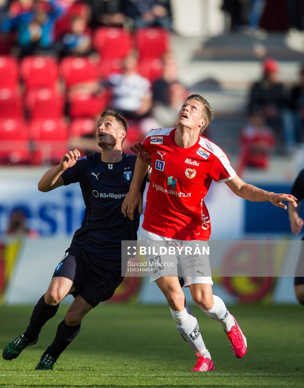 Malmö FFs Markus Rosenberg och Kalmars Viktor Elm   under fotbollsmatchen i Allsvenskan mellan Kalmar och Malmö den 24 maj 2015 i Kalmar.