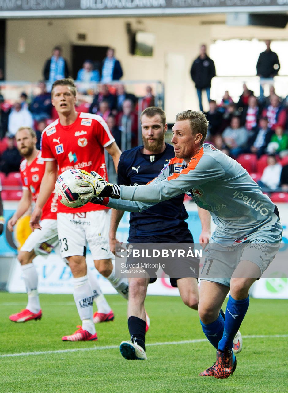 Kalmars målvakt Lars Cramer räddar